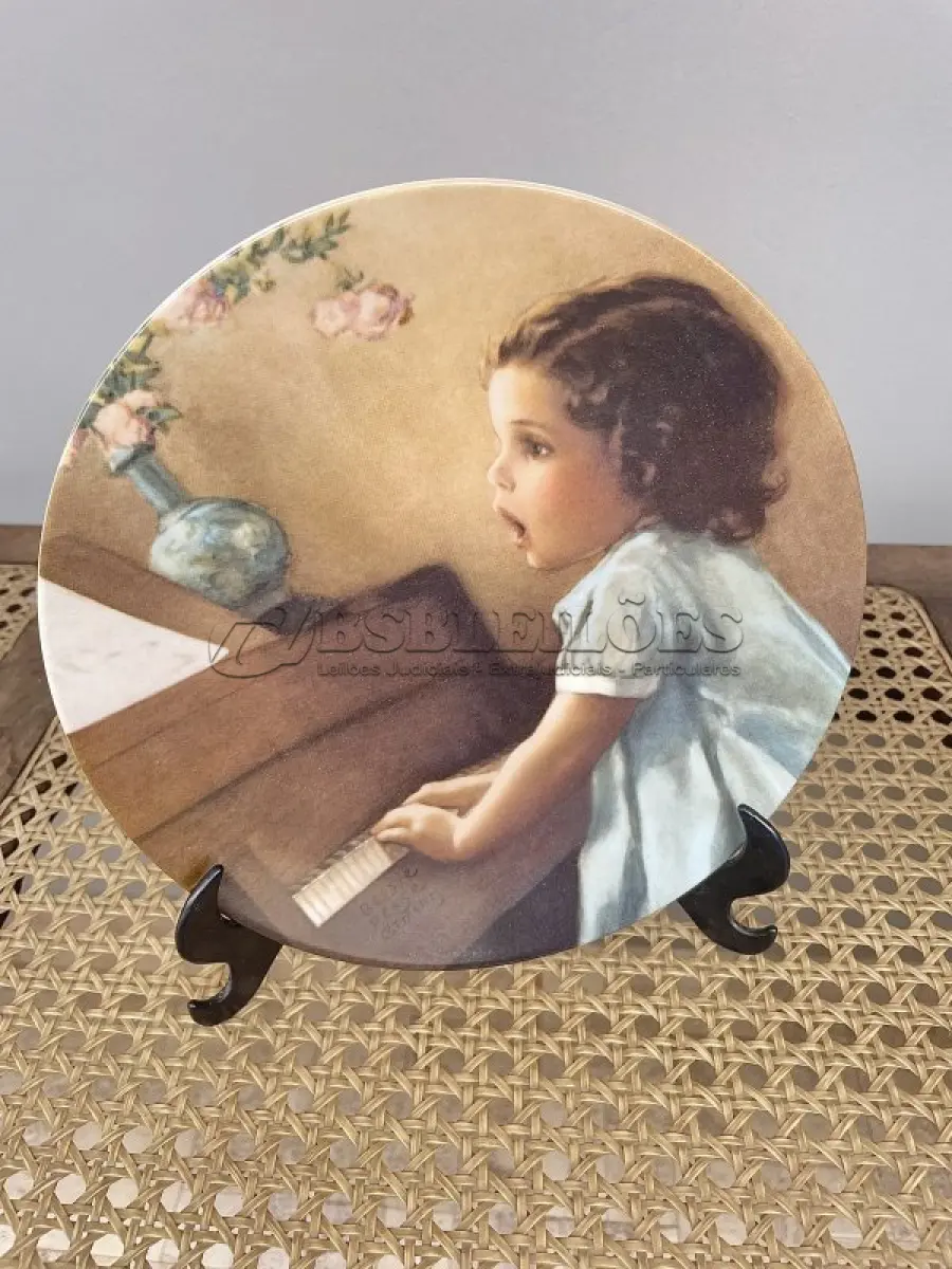 LOTE 253 - 01 LINDO PRATO  "HARMONY" DA OBRA ORIGINAL DE BESSIE PEASE GUTMANN SEGUNDA EDIÇÃO DA SÉRIE THE MAGICAL MOMENTS DA CURATOR COLLECTION LTD. PRATO  NÚMERO 702L 1981 THE CURATOR COLLECTION LTD. FABRICADO NOS EUA NA DÉCADA DE 80 TAMANHO DA PLACA: 21,5 CM DE  DIÂMETRO, COM CAIXA E CERTIFICADO DE AUTENTICIDADE E TODOS OS FOLHETOS ORIGINAL DO MESMO.ITEM COMPRADO E GARAGENS DE ANTIGUIDADES NOS EUA. SUPORTE PARA PRATO NÃO INCLUÍDO NESTA VENDA. (NO ESTADO) ATENÇÃO! FAZER A VISITAÇÃO ANTES DE ARREMATAR, NÃO SABEMOS SE FUNCIONA, LEILÃO NÃO TEM GARANTIA E NEM DEVOLUÇÃO, SUJEITO A POSSÍVEIS AVARIAS VISÍVEIS/OCULTAS E/OU AUSÊNCIA DE COMPONENTES.
