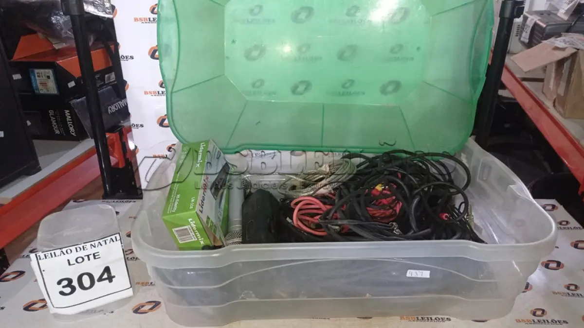 LOTE 304 - 01 MICROFONE MARCA BOYA DE LAPELA, 03 MICROFONES COM FIO E VÁRIOS CABOS E CONECTORES DE ÁUDIO. (NO ESTADO) ATENÇÃO! FAZER A VISITAÇÃO ANTES DE ARREMATAR, NÃO SABEMOS SE FUNCIONA, LEILÃO NÃO TEM GARANTIA E NEM DEVOLUÇÃO, SUJEITO A POSSÍVEIS AVARIAS VISÍVEIS/OCULTAS E/OU AUSÊNCIA DE COMPONENTES.