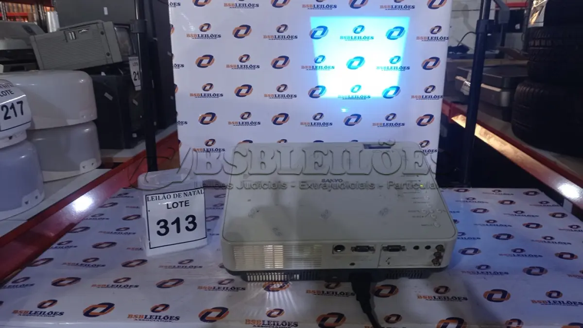 LOTE 313 - 01 PROJETOR MARCA SANYO. (NO ESTADO) ATENÇÃO! FAZER A VISITAÇÃO ANTES DE ARREMATAR, NÃO SABEMOS SE FUNCIONA, LEILÃO NÃO TEM GARANTIA E NEM DEVOLUÇÃO, SUJEITO A POSSÍVEIS AVARIAS VISÍVEIS/OCULTAS E/OU AUSÊNCIA DE COMPONENTES.