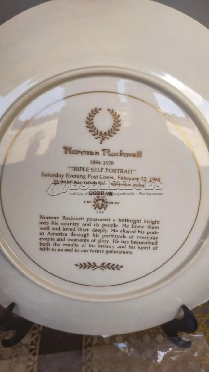 LOTE 076 - 01 RARO PRATO DE PAREDE GRANDE DE MEADOS DO SÉCULO PARA AMANTES E COLECIONADORES DE NORMAN ROCKWELL! ESTE É UM PRATO COLECIONÁVEL DE PORCELANA VINTAGE DE EDIÇÃO LIMITADA. FEITO POR GORHAM EM 1978, ESTE BELO PRATO  MOSTRA UMA CÓPIA DO "TRIPLE SELF PORTRAIT" DE NORMAN ROCKWELL, QUE FOI PUBLICADO ORIGINALMENTE NA CAPA DO SATURDAY EVENING POST UM EVENTO DE 13 DE FEVEREIRO DE 1960 NOS EUA . A CENA MOSTRA UM ARTISTA OLHANDO SEU REFLEXO NO ESPELHO E USÁ-LO PARA ESBOÇAR SEU AUTORRETRATO. É O PRESENTE DE DECORAÇÃO AMERICANA PERFEITO, CONDIÇÃO EXCELENTE! ESTA PLACA FOI ENCONTRADA EM UM ARMÁRIO DURANTE A VENDA DE UMA PROPRIEDADE, APÓS MUITOS ANOS GUARDADA.  CAIXA ORIGINAL. O PRATO MEDE 26,5 CM DE DIÂMETRO.  SUPORTE PARA PRATO NÃO INCLUÍDO NESTA VENDA. (NO ESTADO) ATENÇÃO! FAZER A VISITAÇÃO ANTES DE ARREMATAR, NÃO SABEMOS SE FUNCIONA, LEILÃO NÃO TEM GARANTIA E NEM DEVOLUÇÃO, SUJEITO A POSSÍVEIS AVARIAS VISÍVEIS/OCULTAS E/OU AUSÊNCIA DE COMPONENTES.
