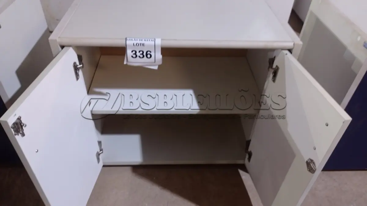 LOTE 336 - 01 ARMÁRIO BAIXO COM 02 PORTAS EM MADEIRA. (NO ESTADO) ATENÇÃO! FAZER A VISITAÇÃO ANTES DE ARREMATAR, NÃO SABEMOS SE FUNCIONA, LEILÃO NÃO TEM GARANTIA E NEM DEVOLUÇÃO, SUJEITO A POSSÍVEIS AVARIAS VISÍVEIS/OCULTAS E/OU AUSÊNCIA DE COMPONENTES.