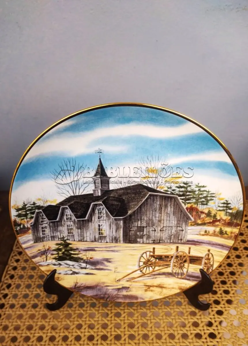 LOTE 202 - 01 RARO PRATO PORCELANA DA COLEÇAO CELEIROS AMERICANOS EM EXTINÇÃO FRANCISCANA DA HISTORIC PROVIDENCE MINT WORLD PREMIER FIRST EDITION, DE 1983, DA SÉRIE THE VANISHING AMERICAN BARN, DA HARRIS HIEN, A SEGUNDA EDIÇÃO DA SÉRIE, INTITULADA "THE LOG BARN", VICTORIAN BARN". O PRATO APRESENTA UMA REPRESENTAÇÃO ÚNICA, DETALHADA E COLORIDA DE UM TIPO DE CELEIRO AMERICANO, SITUADO EM UM CENÁRIO DE FAZENDA DE DIFERENTES REGIÕES DO PAÍS, COM DETALHES DOURADOS NA BORDA. ESTAMPADAS NA PARTE INFERIOR COM O NOME DA SÉRIE, TÍTULO, ASSINATURA IMPRESSA DO ARTISTA E A MARCA THE HISTORIC PROVIDENCE MINT, E MEDEM APROXIMADAMENTE 21,8 CM DE DIÂMETRO. EM EXCELENTE ESTADO, POSSUI A CAIXA ORIGINAL E OS DOCUMENTOS.O SUPORTE DO PRATO NÃO ESTÁ INCLUÍDO. (NO ESTADO) ATENÇÃO! FAZER A VISITAÇÃO ANTES DE ARREMATAR, NÃO SABEMOS SE FUNCIONA, LEILÃO NÃO TEM GARANTIA E NEM DEVOLUÇÃO, SUJEITO A POSSÍVEIS AVARIAS VISÍVEIS/OCULTAS E/OU AUSÊNCIA DE COMPONENTES.