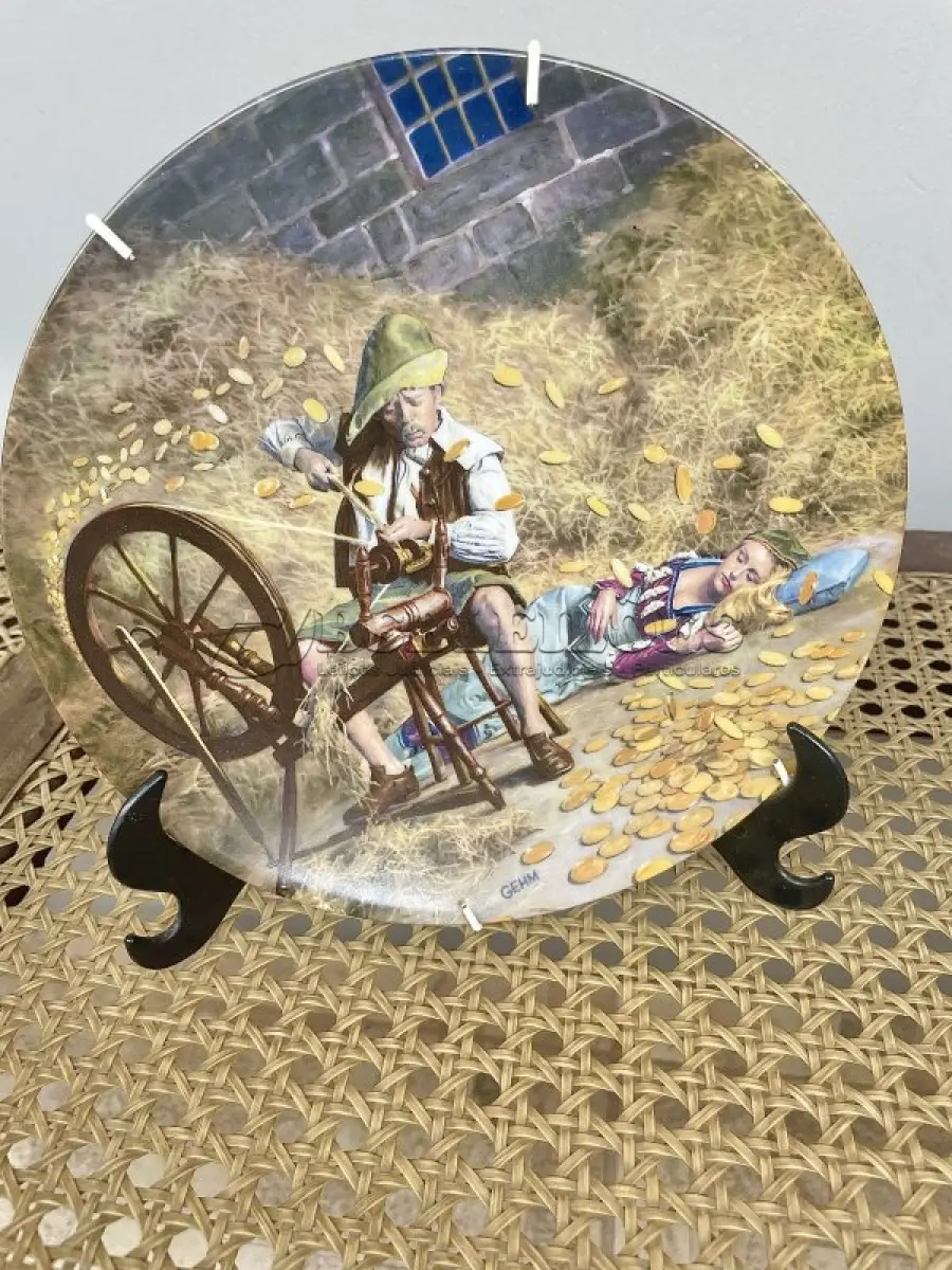 LOTE 261 - 01 BELO PRATO DE COLECIONADOR DO FAMOS ARTISTA CHARLES GEHM, COM 20 CM DE DIÂMETRO RETRATA UM CONTO DE FADAS CLÁSSICO DOS IRMÃOS GRIMM, RUPELSTILZCHEN. PRODUZIDA PELA KÖNIGSZELT BAVARIA EM UMA EDIÇÃO LIMITADA EM 1981.COM O CERTIFICADO DE AUTENTICIDADE  E FOLHETOS DOS MESMO  FABRICADO NA ALEMANHA EM 1981, O PRATO APRESENTA UM ESTILO E TÉCNICA DE PRODUÇÃO EM CERÂMICA ARTÍSTICA REQUINTADA. O PRATO ESTÁ EM PERFEITAS CONDIÇÕES, PRONTO PARA SER EXIBIDO OU ADICIONADO À COLEÇÃO DE PRATOS DE QUALQUER COLECIONADOR. A ÉPOCA DO PRATO SITUA-SE NO FINAL DO SÉCULO XX, ESPECIFICAMENTE ENTRE OS ANOS DE 1970 E 1999.ITEM COMPRADO E GARAGENS DE ANTIGUIDADES NOS EUA. SUPORTE PARA PRATO NÃO INCLUÍDO NESTA VENDA. (NO ESTADO) ATENÇÃO! FAZER A VISITAÇÃO ANTES DE ARREMATAR, NÃO SABEMOS SE FUNCIONA, LEILÃO NÃO TEM GARANTIA E NEM DEVOLUÇÃO, SUJEITO A POSSÍVEIS AVARIAS VISÍVEIS/OCULTAS E/OU AUSÊNCIA DE COMPONENTES.