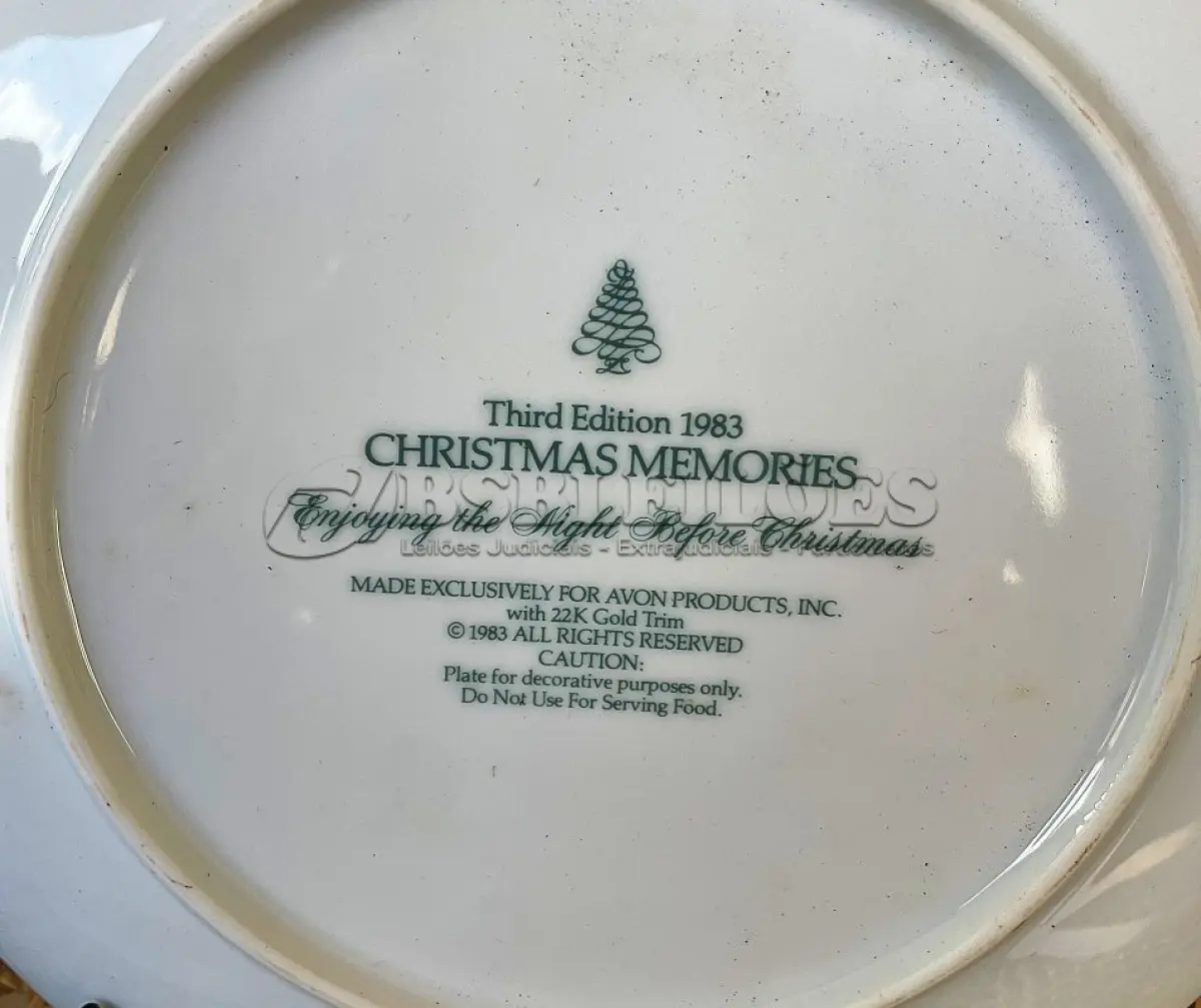 LOTE 078 - 01 LINDO PRATO DE NATAL DA SÉRIE AVON CHRISTMAS PLATE  PRATO DE COLECIONADOR FEITO NA INGLATERRA POR ENOCH WEDGWOOD COUNTRY CHRISTMAS SERIES 3ª EDIÇÃO HOLIDAY WEDGWOOD VINTAGE. (TUNSTALL) EM 1983.COM 23,5 CM DE DIÂMETRO A IMPRESSÃO NESTE PRATO É DE "APROVEITANDO O BEM ANTES DO NATAL" COM DOIS ANÉIS DE OURO 22K . ITEM COMPRADO EM GARAGENS DE ANTIGUIDADES NOS EUA.SUPORTE PARA PRATO NÃO INCLUÍDO NESTA VENDA.SUPORTE PARA PRATO NÃO INCLUÍDO NESTA VENDA. (NO ESTADO) ATENÇÃO! FAZER A VISITAÇÃO ANTES DE ARREMATAR, NÃO SABEMOS SE FUNCIONA, LEILÃO NÃO TEM GARANTIA E NEM DEVOLUÇÃO, SUJEITO A POSSÍVEIS AVARIAS VISÍVEIS/OCULTAS E/OU AUSÊNCIA DE COMPONENTES.