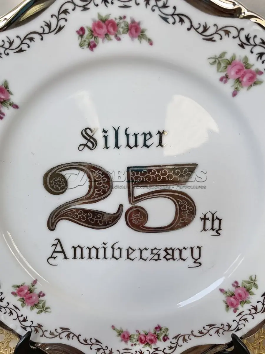 LOTE 214 - 01 BELO PRATO DE PORCELANA FINA NORCREST 26 CM DE DIAMETRO COM ESCRITAS EM PRATA, É UM ITEM ESSENCIAL PARA COLECIONADORES E APRECIADORES DE DECORAÇÃO ELEGANTE. O PRATO APRESENTA UM DESLUMBRANTE PADRÃO DE ROSAS COR-DE-ROSA E DETALHES EM PRATA, TORNANDO-O UM PRESENTE PERFEITO PARA UM ANIVERSÁRIO DE 25 ANOS OU QUALQUER OCASIÃO ESPECIAL. ESTE PRATO DE COLECIONADOR É UMA OBRA DE ARTE QUE ADICIONARÁ UM TOQUE DE SOFISTICAÇÃO A QUALQUER AMBIENTE. O PRATO VEM DE UMA MARCA CONFIÁVEL E CERTAMENTE SERÁ UMA ADIÇÃO VALIOSA A QUALQUER COLEÇÃO.ITEM COMPRADO EM GARAGENS DE ANTIGUIDADES NOS EUA. SUPORTE PARA PRATO NÃO INCLUÍDO NESTA VENDA. (NO ESTADO) ATENÇÃO! FAZER A VISITAÇÃO ANTES DE ARREMATAR, NÃO SABEMOS SE FUNCIONA, LEILÃO NÃO TEM GARANTIA E NEM DEVOLUÇÃO, SUJEITO A POSSÍVEIS AVARIAS VISÍVEIS/OCULTAS E/OU AUSÊNCIA DE COMPONENTES.