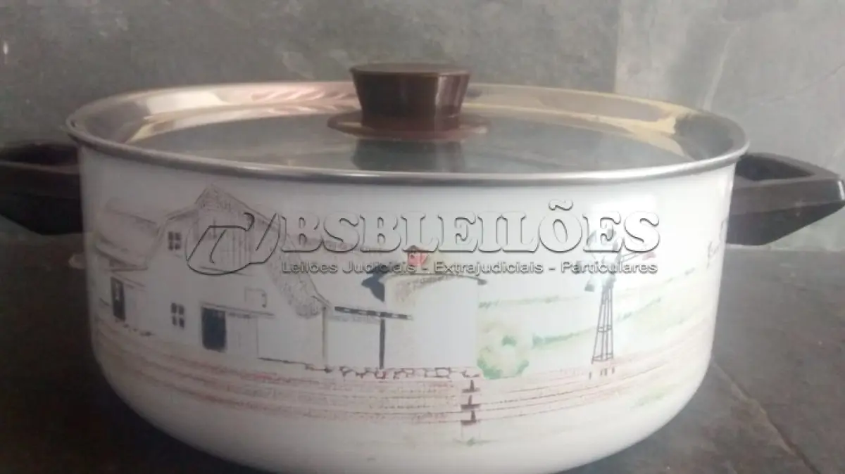 LOTE 221 - 01 PANELA ANTIGA ESMALTADA DECADA DE 80. (NO ESTADO) ATENÇÃO! FAZER A VISITAÇÃO ANTES DE ARREMATAR, NÃO SABEMOS SE FUNCIONA, LEILÃO NÃO TEM GARANTIA E NEM DEVOLUÇÃO, SUJEITO A POSSÍVEIS AVARIAS VISÍVEIS/OCULTAS E/OU AUSÊNCIA DE COMPONENTES.
