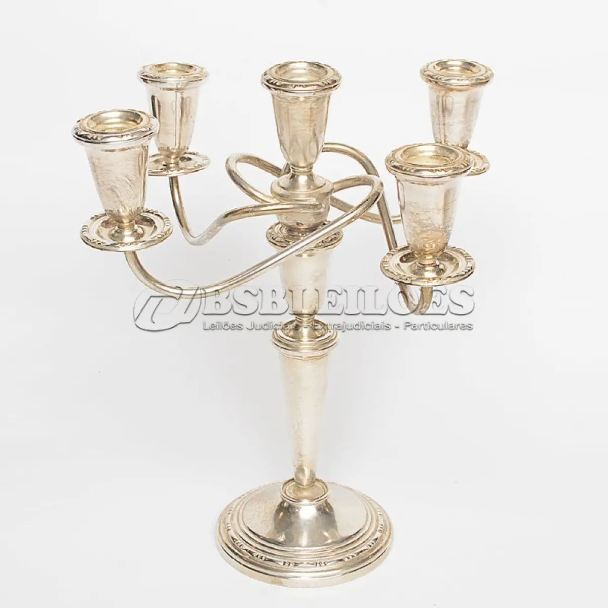 LOTE 045 - 01 LINDO CANDELABRO ANTIGO ESPESSURADO A PRATA 30 CM DE ALTURA. (NO ESTADO) ATENÇÃO! FAZER A VISITAÇÃO ANTES DE ARREMATAR, NÃO SABEMOS SE FUNCIONA, LEILÃO NÃO TEM GARANTIA E NEM DEVOLUÇÃO, SUJEITO A POSSÍVEIS AVARIAS VISÍVEIS/OCULTAS E/OU AUSÊNCIA DE COMPONENTES.