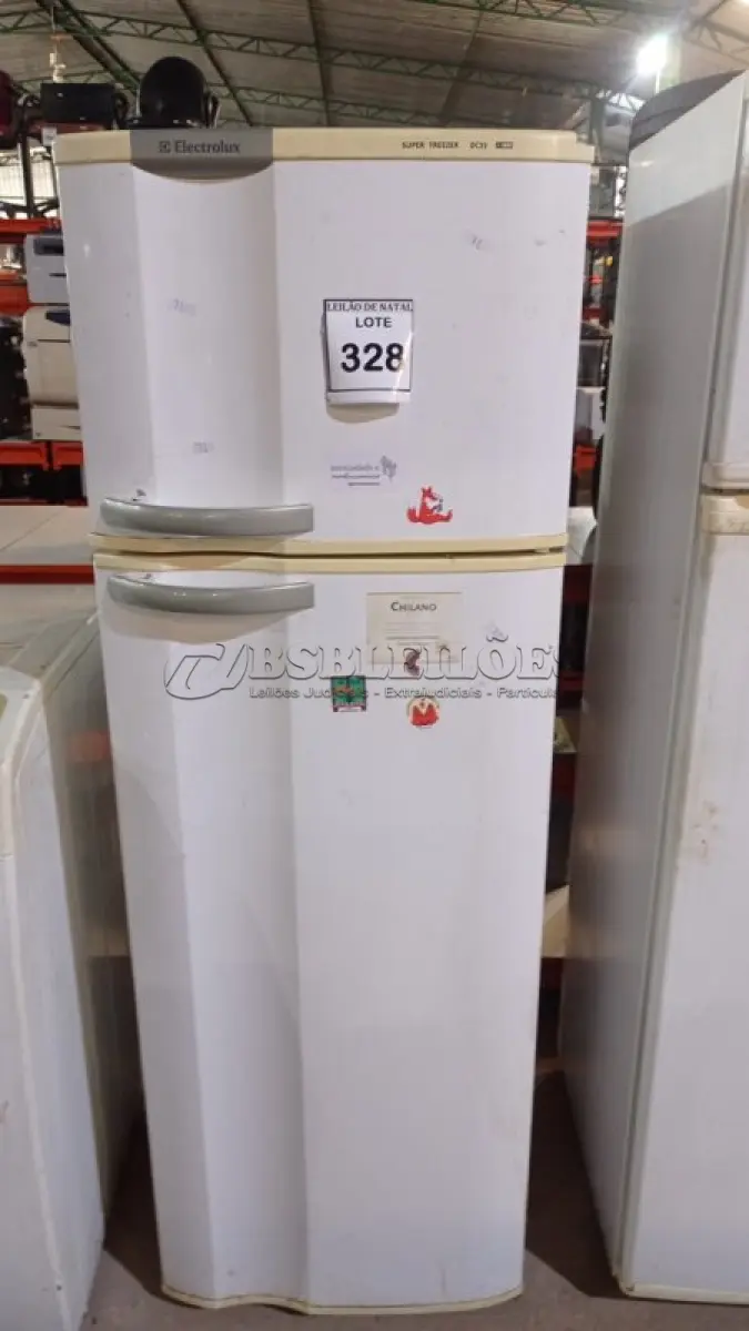 LOTE 328 - 01 GELADEIRA MARCA ELECTROLUX. (NO ESTADO) ATENÇÃO! FAZER A VISITAÇÃO ANTES DE ARREMATAR, NÃO SABEMOS SE FUNCIONA, LEILÃO NÃO TEM GARANTIA E NEM DEVOLUÇÃO, SUJEITO A POSSÍVEIS AVARIAS VISÍVEIS/OCULTAS E/OU AUSÊNCIA DE COMPONENTES.