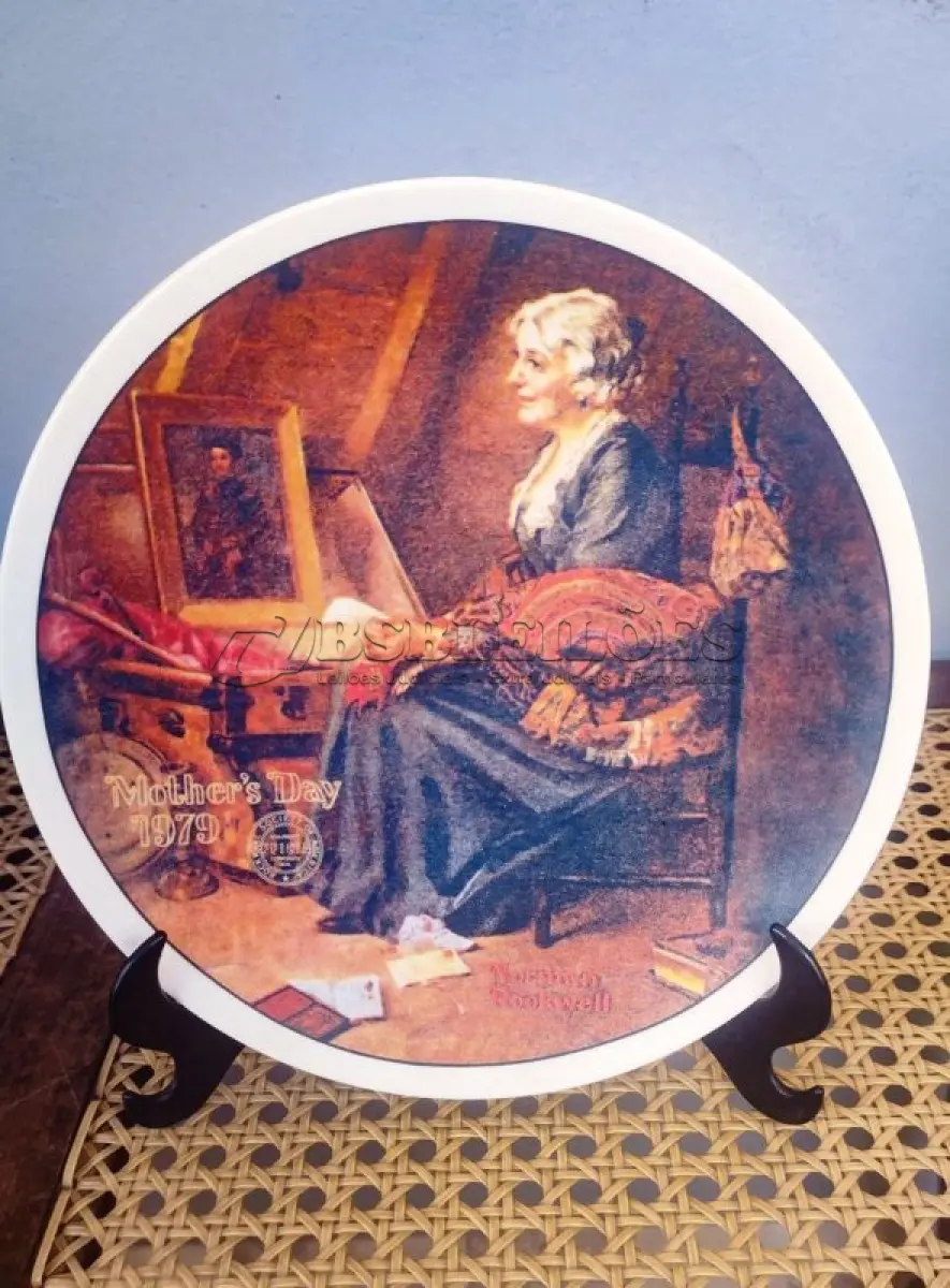 LOTE 234 - 01 PRATO DE NORMAN ROCKWELL EDIÇÃO LIMITADA "REFLEXÕES"PRATO OFICIAL DE EDIÇÃO LIMITADA DE 1979 PRATO NUMERADO O1644E COM CERTIFICADO PRATO DO DIA DAS MÃES ENDOSSADO COM CERTIFICADO COMO UM GENUÍNO CLÁSSICO ROCKWELL. FINA EDWIN M KNOWLES. COM CERTIFICADO DE AUTENTICIDADE, ESTE PRATO RETRATA “REFLEXÕES" E É FEITO NOS ESTADOS UNIDOS. PERFEITO PARA FÃS DA ICÔNICA OBRA DE ROCKWELL, ESTE PRATO DE COLECIONADOR É UM ITEM ESSENCIAL PARA QUALQUER COLEÇÃO. COM 21 CM DE DIÂMETRO ADICIONE ESTA PEÇA DESLUMBRANTE À SUA COLEÇÃO HOJE MESMO E ADMIRE OS DETALHES COMPLEXOS E AS BELAS CORES QUE FAZEM DESTE PRATO UMA OBRA DE ARTE. COM CERTIFICADO DE AUTENTICIDADE. ITEM COMPRADO E GARAGENS DE ANTIGUIDADES NOS EUA. SUPORTE PARA PRATO NÃO INCLUÍDO NESTA VENDA. (NO ESTADO) ATENÇÃO! FAZER A VISITAÇÃO ANTES DE ARREMATAR, NÃO SABEMOS SE FUNCIONA, LEILÃO NÃO TEM GARANTIA E NEM DEVOLUÇÃO, SUJEITO A POSSÍVEIS AVARIAS VISÍVEIS/OCULTAS E/OU AUSÊNCIA DE COMPONENTES.