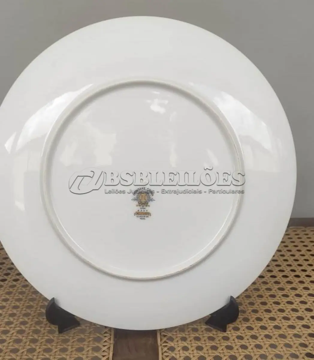 LOTE 086 - 01 PRATO VINTAGE NORITAKE CHINA COLBURN. FABRICADOS NO JAPÃO EM 1982, PRATO COM ACABAMENTO BRANCO BRILHANTE E UM LINDO PADRÃO FLORAL COM 26,5 CM DE DIÂMETRO E SÃO PERFEITOS PARA ENFEITES EM TODAS AS OCASIÕES. FEITOS EM PORCELANA DE ALTA QUALIDADE, SÃO PEÇAS VINTAGE ORIGINAIS, COM ESTAMPAGEM E TÉCNICA DE PRODUÇÃO EM CERÂMICA. O PADRÃO COLBURN ADICIONA UM TOQUE CONTEMPORÂNEO À COLEÇÃO, TORNANDO-O UM ITEM ESSENCIAL PARA QUALQUER COLECIONADOR OU AMANTE DE CERÂMICA ARTÍSTICA. COMPRADO EM GARAGEM DE ANTIGUIDADES NOS EUA. “SUPORTE PARA PRATO NÃO INCLUÍDO NESTA VENDA. (NO ESTADO) ATENÇÃO! FAZER A VISITAÇÃO ANTES DE ARREMATAR, NÃO SABEMOS SE FUNCIONA, LEILÃO NÃO TEM GARANTIA E NEM DEVOLUÇÃO, SUJEITO A POSSÍVEIS AVARIAS VISÍVEIS/OCULTAS E/OU AUSÊNCIA DE COMPONENTES.