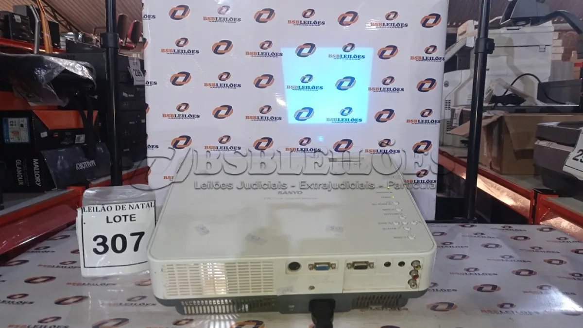 LOTE 307 - 01 PROJETOR MARCA SANYO COM CABOS. (NO ESTADO) ATENÇÃO! FAZER A VISITAÇÃO ANTES DE ARREMATAR, NÃO SABEMOS SE FUNCIONA, LEILÃO NÃO TEM GARANTIA E NEM DEVOLUÇÃO, SUJEITO A POSSÍVEIS AVARIAS VISÍVEIS/OCULTAS E/OU AUSÊNCIA DE COMPONENTES.