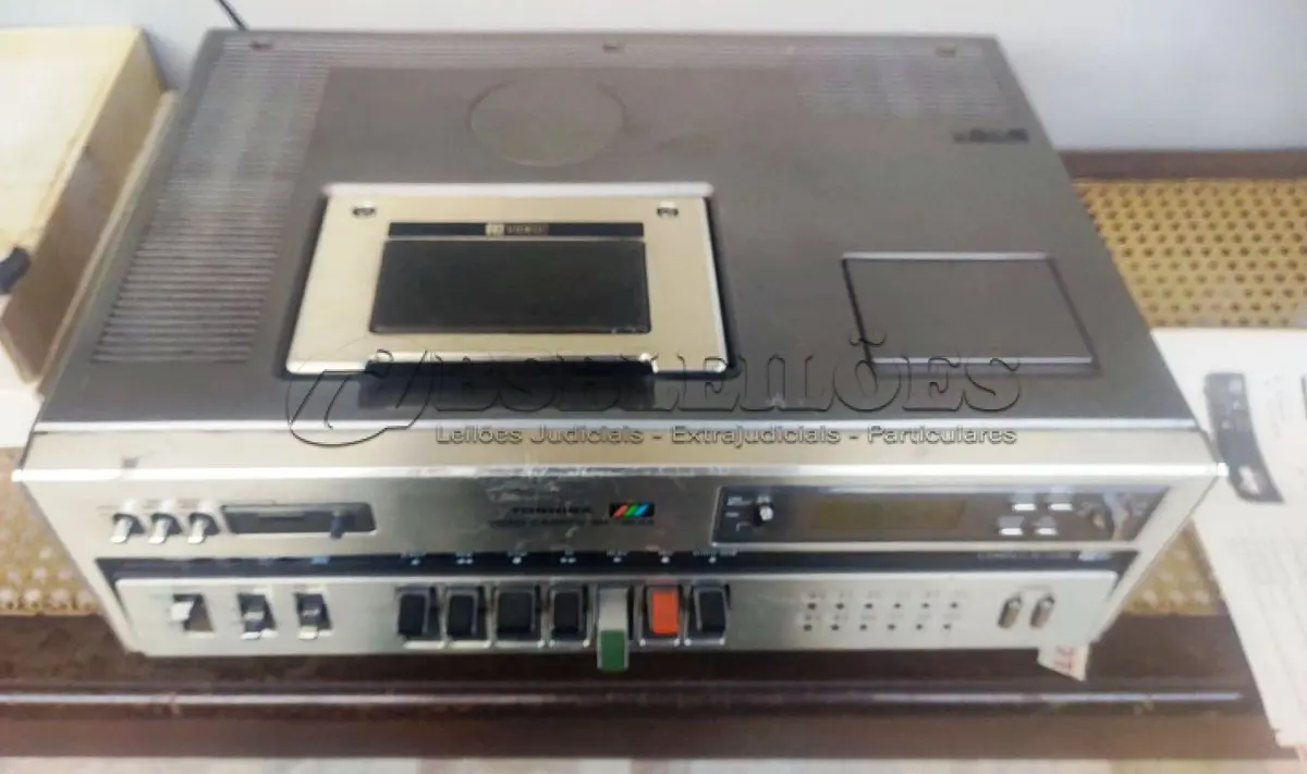 LOTE 213 - 01 VÍDEO CASSETE TOSHIBA BETAMAX ITEM MUITO BEM CONSERVADO ITEM IMPORTADO DO JAPÃO. (NO ESTADO) ATENÇÃO! FAZER A VISITAÇÃO ANTES DE ARREMATAR, NÃO SABEMOS SE FUNCIONA, LEILÃO NÃO TEM GARANTIA E NEM DEVOLUÇÃO, SUJEITO A POSSÍVEIS AVARIAS VISÍVEIS/OCULTAS E/OU AUSÊNCIA DE COMPONENTES.