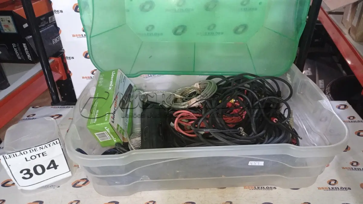 LOTE 304 - 01 MICROFONE MARCA BOYA DE LAPELA, 03 MICROFONES COM FIO E VÁRIOS CABOS E CONECTORES DE ÁUDIO. (NO ESTADO) ATENÇÃO! FAZER A VISITAÇÃO ANTES DE ARREMATAR, NÃO SABEMOS SE FUNCIONA, LEILÃO NÃO TEM GARANTIA E NEM DEVOLUÇÃO, SUJEITO A POSSÍVEIS AVARIAS VISÍVEIS/OCULTAS E/OU AUSÊNCIA DE COMPONENTES.