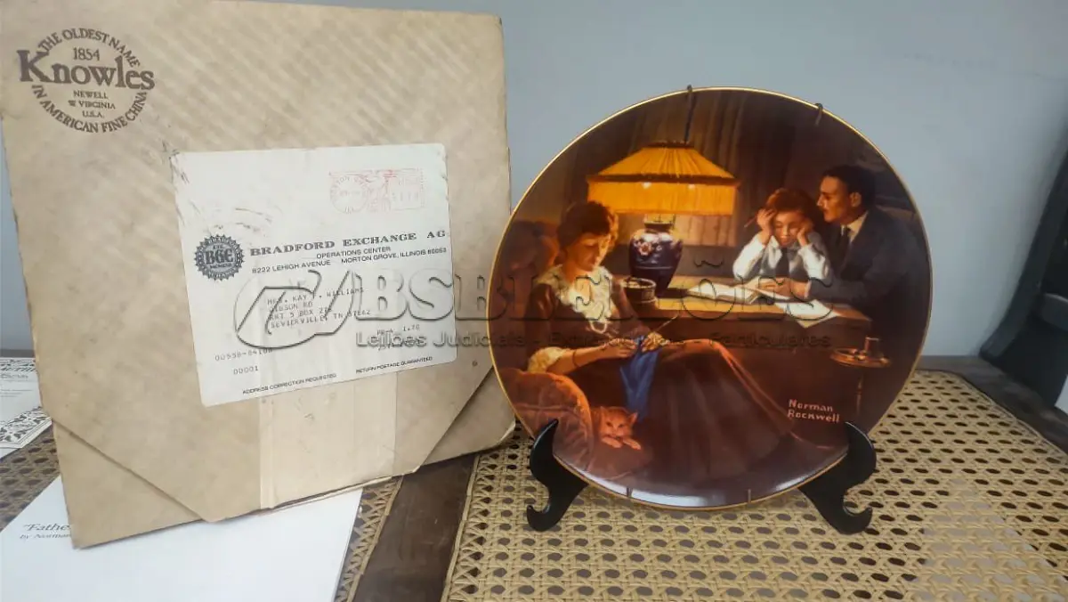 LOTE 090 - 01 RARO PRATO DE NORMAN ROCKWELL COM21 CM DE DIÂMETRO. A PRIMEIRA EDIÇÃO LIMITADA "FATHER'S HELP" DE CERTIFICADO COMO UM "VERDADEIRO CLÁSSICO ROCKWELL" PELA ROCKWELL SOCIETY OF AMERICA.FEITO EM UMA EDIÇÃO ESTRITAMENTE LIMITADA A 150 DIAS DE QUEIMA NOS EUA. POR KNOWLES, O NOME MAIS ANTIGO DA AMÉRICA EM FINE PORCELANA CHINA. ITEM DE COLECIONADOR DA SÉRIE LIGHT CAMPAIGN DE NORMAN ROCKWELL. ESTE PRATO VINTAGE DO FINAL DO SÉCULO XX (1980-1989) APRESENTA O CLÁSSICO DESIGN "AJUDA DO PAI" E FOI FABRICADO NOS ESTADOS UNIDOS. ITEM FOI ENCONTRADO EM UM ARMÁRIO DURANTE A VENDA DE UMA PROPRIEDADE NOS EUA APÓS MUITOS ANOS GUARDADOS.  CAIXA “ORIGINAL E COM CERTIFICADO DE AUTENTICIDADE, SUPORTE PARA PRATO NÃO INCLUÍDO NESTA VENDA. (NO ESTADO) ATENÇÃO! FAZER A VISITAÇÃO ANTES DE ARREMATAR, NÃO SABEMOS SE FUNCIONA, LEILÃO NÃO TEM GARANTIA E NEM DEVOLUÇÃO, SUJEITO A POSSÍVEIS AVARIAS VISÍVEIS/OCULTAS E/OU AUSÊNCIA DE COMPONENTES.