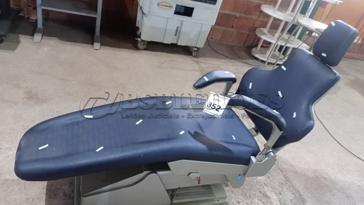 LOTE 352 - 01 CADEIRA ELÉTRICA ODONTOLÓGICA. (NO ESTADO) ATENÇÃO! FAZER A VISITAÇÃO ANTES DE ARREMATAR, NÃO SABEMOS SE FUNCIONA, LEILÃO NÃO TEM GARANTIA E NEM DEVOLUÇÃO, SUJEITO A POSSÍVEIS AVARIAS VISÍVEIS/OCULTAS E/OU AUSÊNCIA DE COMPONENTES.
