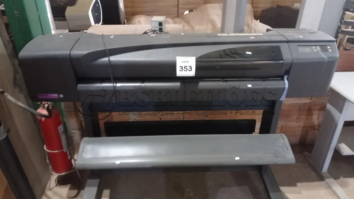 LOTE 353 - 01 PLOTTER MODELO DESIGNJET 800 MARCA HP. (NO ESTADO) ATENÇÃO! FAZER A VISITAÇÃO ANTES DE ARREMATAR, NÃO SABEMOS SE FUNCIONA, LEILÃO NÃO TEM GARANTIA E NEM DEVOLUÇÃO, SUJEITO A POSSÍVEIS AVARIAS VISÍVEIS/OCULTAS E/OU AUSÊNCIA DE COMPONENTES.
