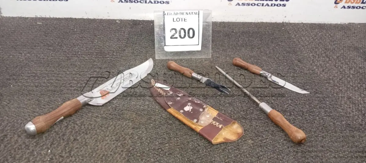 LOTE 200 - 01 KIT PARA CHURRASCO. (NO ESTADO) ATENÇÃO! FAZER A VISITAÇÃO ANTES DE ARREMATAR, NÃO SABEMOS SE FUNCIONA, LEILÃO NÃO TEM GARANTIA E NEM DEVOLUÇÃO, SUJEITO A POSSÍVEIS AVARIAS VISÍVEIS/OCULTAS E/OU AUSÊNCIA DE COMPONENTES.