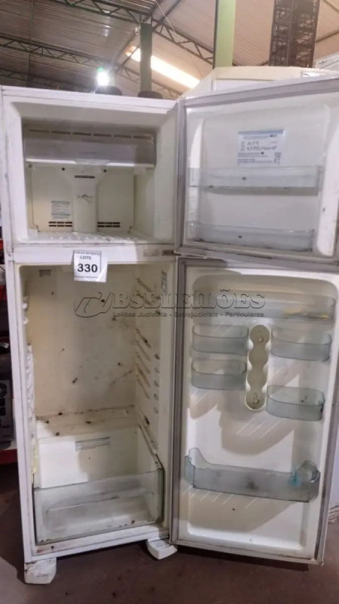 LOTE 330 - 01 GELADEIRA MARCA ELECTROLUX. 220V (NO ESTADO) ATENÇÃO! FAZER A VISITAÇÃO ANTES DE ARREMATAR, NÃO SABEMOS SE FUNCIONA, LEILÃO NÃO TEM GARANTIA E NEM DEVOLUÇÃO, SUJEITO A POSSÍVEIS AVARIAS VISÍVEIS/OCULTAS E/OU AUSÊNCIA DE COMPONENTES.
