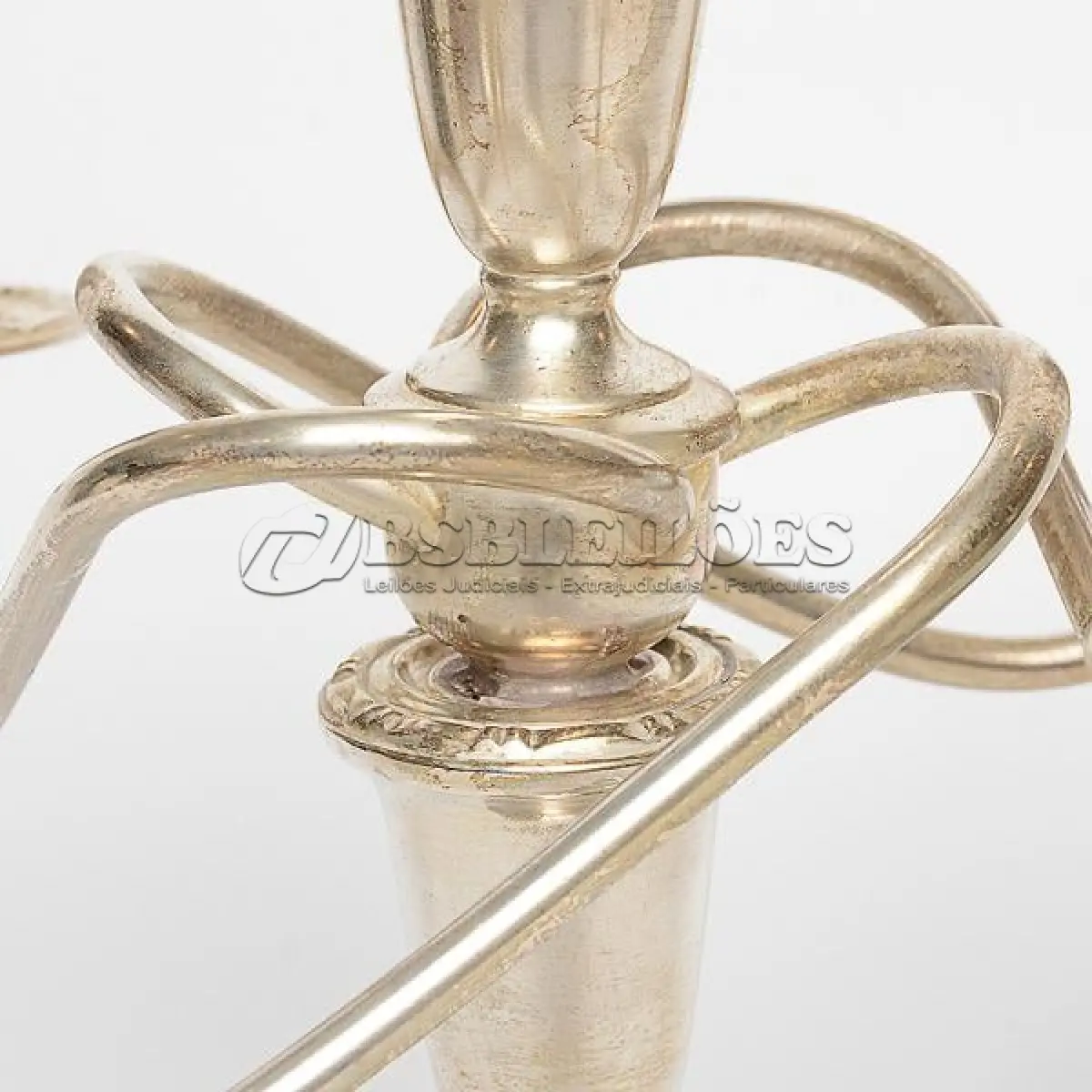 LOTE 045 - 01 LINDO CANDELABRO ANTIGO ESPESSURADO A PRATA 30 CM DE ALTURA. (NO ESTADO) ATENÇÃO! FAZER A VISITAÇÃO ANTES DE ARREMATAR, NÃO SABEMOS SE FUNCIONA, LEILÃO NÃO TEM GARANTIA E NEM DEVOLUÇÃO, SUJEITO A POSSÍVEIS AVARIAS VISÍVEIS/OCULTAS E/OU AUSÊNCIA DE COMPONENTES.