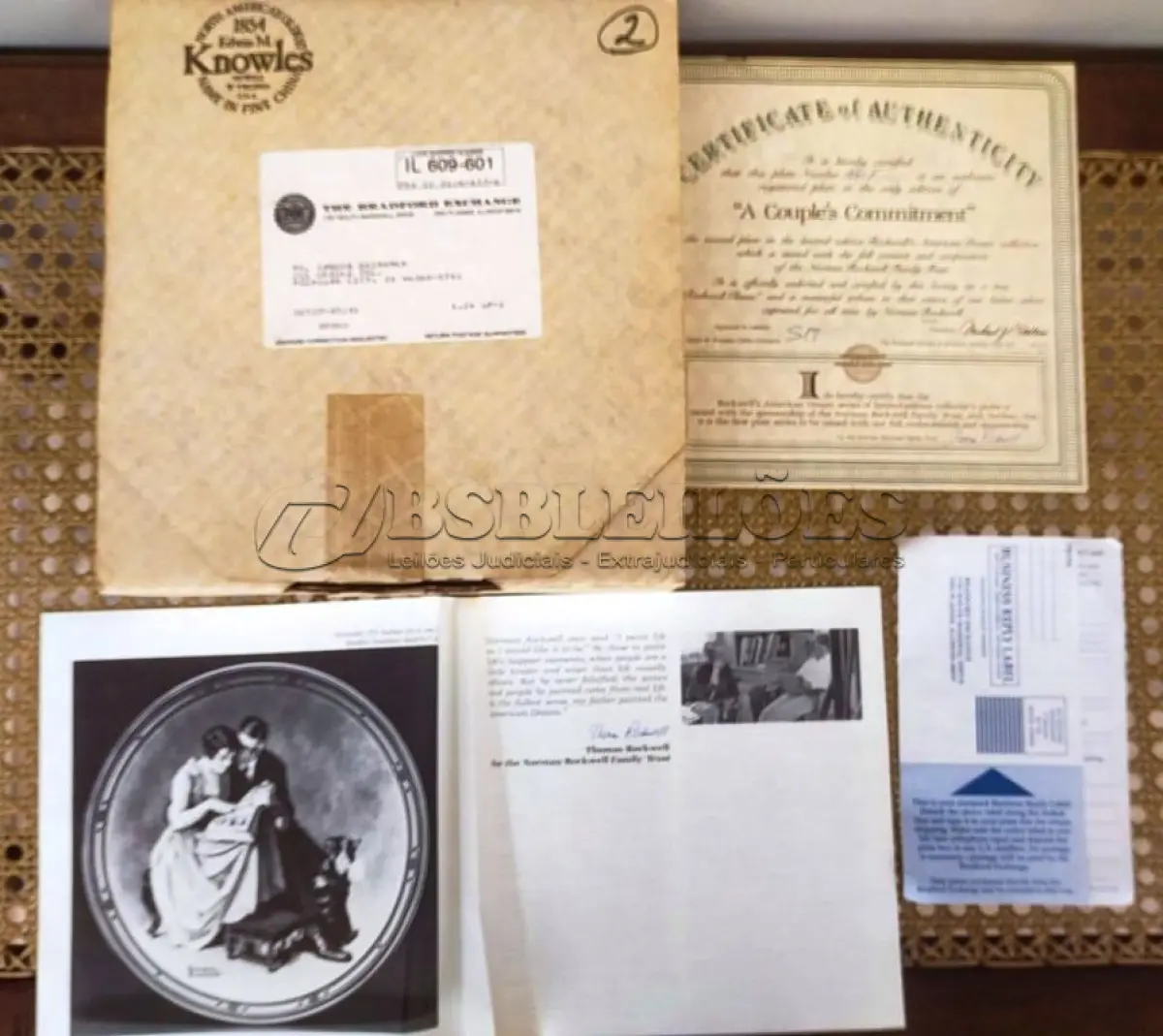 LOTE 226 - 01 PRATO DE COLECIONADOR VINTAGE APRESENTA A ICÔNICA OBRA DE ARTE DE NORMAN ROCKWELL  DE UM CASAL QUE FOI PINTADO POR NORMAM EM 1925 REPRODUZIDA KNOWLES" EDIÇÃO LIMITADA  PELA  INTITULADA "COMPROMISSO DE UM CASAL". EM INGLÊS "A COUPLE'S COMMITMENT " O PRATO DE PORCELANA REDONDO COM 21,5 CM  DE DIÂMETRO E É DECORADO EM MULTICOLORIDO. É UMA ADIÇÃO PERFEITA A QUALQUER COLEÇÃO DE ITENS DECORATIVOS E CULTURAIS AMERICANOS. FABRICADA NOS ESTADOS UNIDOS NOS ANOS 80.ITEM COMPRADO EM GARAGENS DE ANTIGUIDADES NOS EUA. SUPORTE PARA PRATO NÃO INCLUÍDO NESTA VENDA. (NO ESTADO) ATENÇÃO! FAZER A VISITAÇÃO ANTES DE ARREMATAR, NÃO SABEMOS SE FUNCIONA, LEILÃO NÃO TEM GARANTIA E NEM DEVOLUÇÃO, SUJEITO A POSSÍVEIS AVARIAS VISÍVEIS/OCULTAS E/OU AUSÊNCIA DE COMPONENTES.