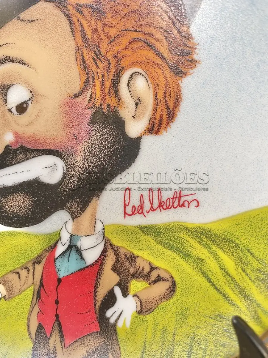 LOTE 064 - 01 PRATO VINTAGE DE COLECIONADOR, DESENHO DE PALHAÇO INTITULADO "FREDDIE'S SHACK" DE RED SKELTON  PEÇA ASSINADO PELO ARTISTA. TEM UM DESIGN MULTICOLORIDO E COLORIDO. PEÇA PRODUZIDO NOS ESTADOS UNIDOS DE CERÂMICA DE ALTA QUALIDADE COM 21 CM DE DIÂMETRO , É UMA PEÇA DE EDIÇÃO LIMITADA DO FINAL DO SÉCULO XX (1980-1989). TIRAGEM: DE 8147/10,000 ESTE PRATO É PERFEITO PARA COLECIONADORES DE ITENS COM TEMÁTICA CIRCENSE E PARA AQUELES QUE APRECIAM A ARTE DE PEÇAS VINTAGE. COM CAIXA ORIGINAL. ITEM COMPRADO EM GARAGEM DE ANTIGUIDADES NOS EUA.SUPORTE PARA PRATO NÃO INCLUÍDO NESTA VENDA. (NO ESTADO) ATENÇÃO! FAZER A VISITAÇÃO ANTES DE ARREMATAR, NÃO SABEMOS SE FUNCIONA, LEILÃO NÃO TEM GARANTIA E NEM DEVOLUÇÃO, SUJEITO A POSSÍVEIS AVARIAS VISÍVEIS/OCULTAS E/OU AUSÊNCIA DE COMPONENTES.