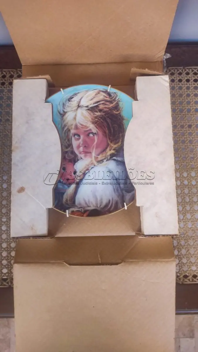 LOTE 254 - 01 PRATO COLECIONÁVEIS ​​DE EDIÇÃO LIMITADA A 10 MIL TIRAGENS. ESTE E O PRATO DE NUMERO 4666 APRESENTA O TEDDY & TERRY DA PACIFIC ART, LINDAMENTE TRABALHADO EM PORCELANA COM UM DIÂMETRO DE 21,5 CM. O DESIGN COLORIDO REFLETE A CULTURA AMERICANA E A ERA DA CERÂMICA ARTÍSTICA DO FINAL DO SÉCULO XX. A MARCA KNOWLES É RECONHECIDA POR SEU ESTILO DECORATIVO E ESTE CONJUNTO NÃO É EXCEÇÃO. OS PRATOS SÃO PERFEITOS PARA TODAS AS OCASIÕES E SERIAM UM ÓTIMO COMPLEMENTO PARA QUALQUER COLEÇÃO DECORATIVA. A TÉCNICA DE PRODUÇÃO E O ESTILO SÃO EVIDENTES NOS DETALHES INTRINCADOS DO DESIGN. A LINHA DE PRODUTOS, EARLY AMERICAN, CONTRIBUI PARA A SINGULARIDADE DO CONJUNTO.ITEM COMPRADO E GARAGENS DE ANTIGUIDADES NOS EUA. SUPORTE PARA PRATO NÃO INCLUÍDO NESTA VENDA. (NO ESTADO) ATENÇÃO! FAZER A VISITAÇÃO ANTES DE ARREMATAR, NÃO SABEMOS SE FUNCIONA, LEILÃO NÃO TEM GARANTIA E NEM DEVOLUÇÃO, SUJEITO A POSSÍVEIS AVARIAS VISÍVEIS/OCULTAS E/OU AUSÊNCIA DE COMPONENTES.