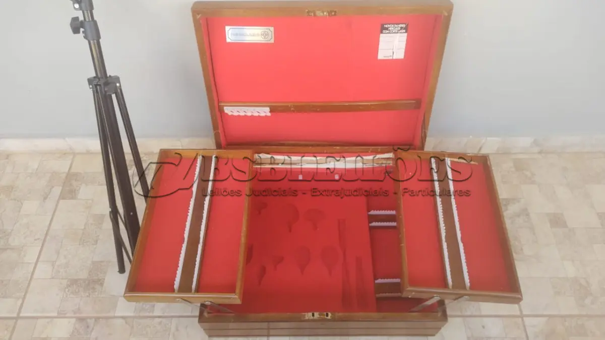 LOTE 099 - 01 LOTE COM UMA CAIXA PARA FAQUEIRO HERCULES E UM TRIPE ARA CAMARA FOTOGRAFICA. (NO ESTADO) ATENÇÃO! FAZER A VISITAÇÃO ANTES DE ARREMATAR, NÃO SABEMOS SE FUNCIONA, LEILÃO NÃO TEM GARANTIA E NEM DEVOLUÇÃO, SUJEITO A POSSÍVEIS AVARIAS VISÍVEIS/OCULTAS E/OU AUSÊNCIA DE COMPONENTES.