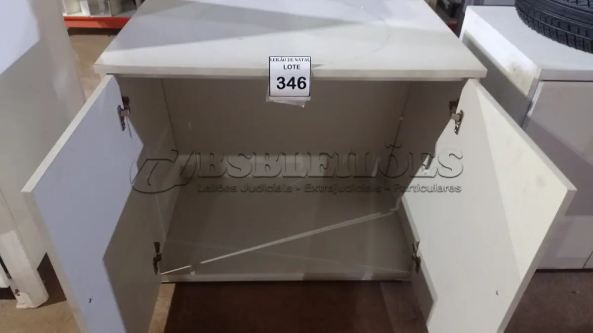 LOTE 346 - 01 ARMÁRIO BAIXO COM 02 PORTAS EM MADEIRA. (NO ESTADO) ATENÇÃO! FAZER A VISITAÇÃO ANTES DE ARREMATAR, NÃO SABEMOS SE FUNCIONA, LEILÃO NÃO TEM GARANTIA E NEM DEVOLUÇÃO, SUJEITO A POSSÍVEIS AVARIAS VISÍVEIS/OCULTAS E/OU AUSÊNCIA DE COMPONENTES.