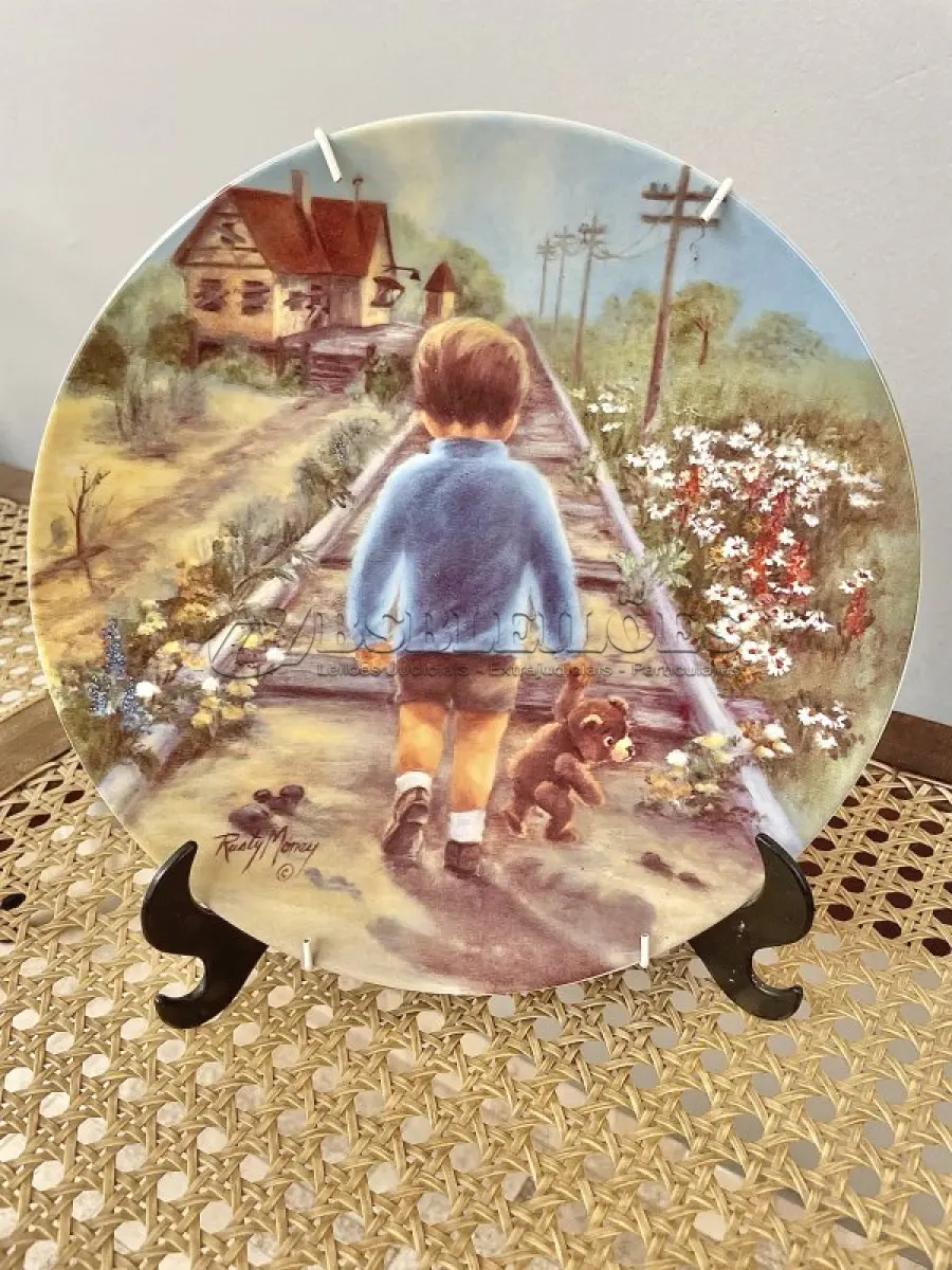 LOTE 034 - 01 PRATO DE COLECIONADOR VINTAGE "HOME BY LUNCH" DE RUSTY MONEY, 2ª EDIÇÃO DA SÉRIE "SEEMS LIKE YESTERDAY" O PRATO É FEITO DE PORCELANA FINA E APRESENTA UM DESIGN MULTICOLORIDO E COLORIDO. FOI FABRICADO EM 1982 PRATO DE PAREDE DECORATIVO DE EDIÇÃO LIMITADA COM CERTIFICADO DE AUTENTICIDADE. ITEM COMPRADO EM GARAGEM DE ANTIGUIDADES NOS EUA. SUPORTE PARA PRATO NÃO INCLUÍDO NESTA VENDA. (NO ESTADO) ATENÇÃO! FAZER A VISITAÇÃO ANTES DE ARREMATAR, NÃO SABEMOS SE FUNCIONA, LEILÃO NÃO TEM GARANTIA E NEM DEVOLUÇÃO, SUJEITO A POSSÍVEIS AVARIAS VISÍVEIS/OCULTAS E/OU AUSÊNCIA DE COMPONENTES.