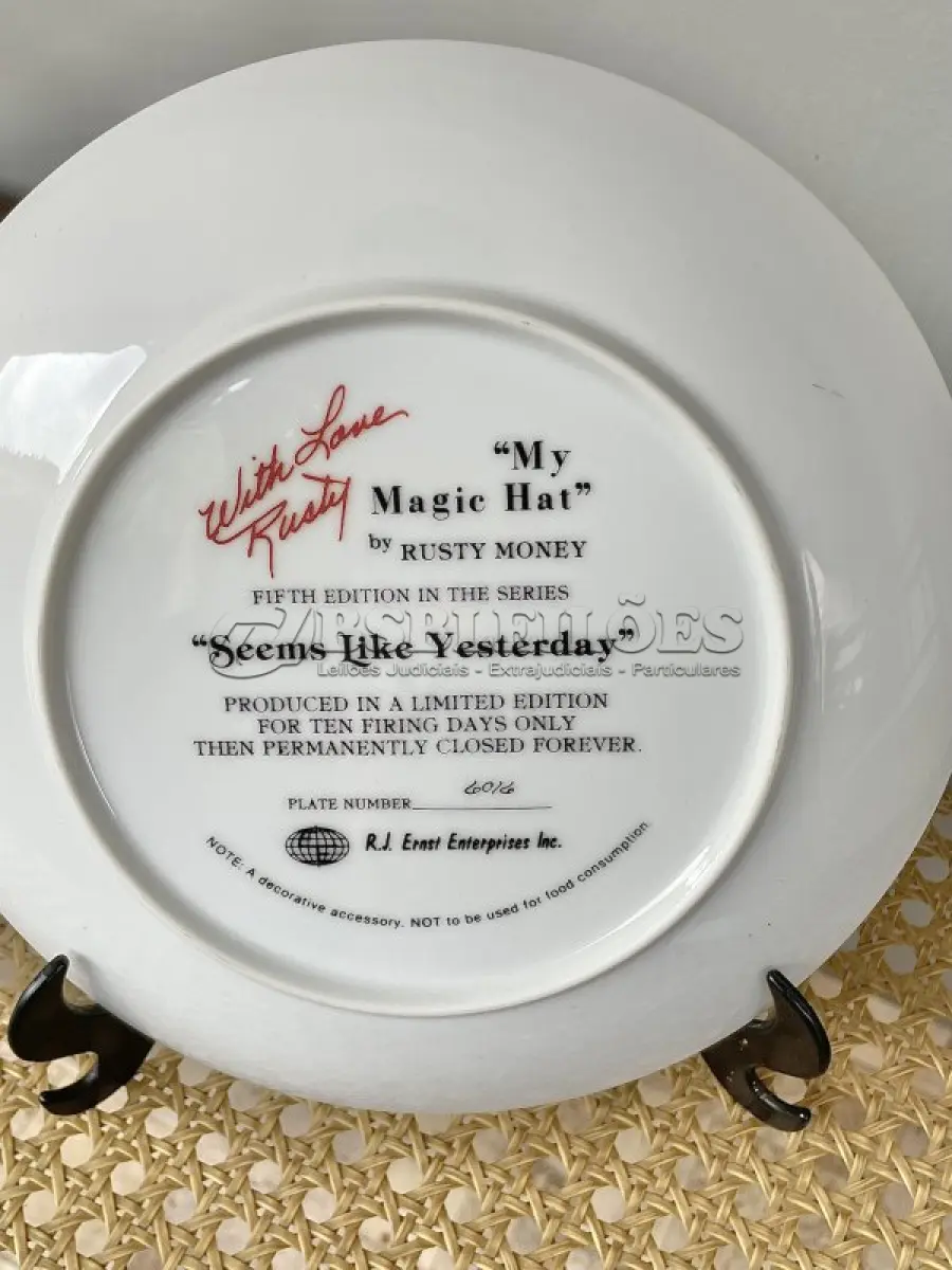 LOTE 042 - 01 RARO PRATO DE PAREDE DE PORCELANA MY MAGIC HAT DA SÉRIE RUSTY MONEY PARECE QUE FOI ONTEM, SÉRIE "SEEMS LIKE YESTERDAY" "MY QUINTA EDIÇÃO PRODUÇÃO LIMITADA POR APENAS 10 DIAS DE PRODUÇÃO ,ENCERRADA DEFINITIVAMENTE, COM 21 CM DE DIAMETRÔ COM CERTIFICAFO DE AUNTECIDADE ITEM COMPRADO EM GARAGENS DE ANTIGUIDADES NOS EUA.SUPORTE PARA PRATO NÃO INCLUÍDO NESTA VENDA. (NO ESTADO) ATENÇÃO! FAZER A VISITAÇÃO ANTES DE ARREMATAR, NÃO SABEMOS SE FUNCIONA, LEILÃO NÃO TEM GARANTIA E NEM DEVOLUÇÃO, SUJEITO A POSSÍVEIS AVARIAS VISÍVEIS/OCULTAS E/OU AUSÊNCIA DE COMPONENTES.