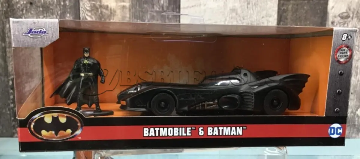 LOTE 069 - 01 JADA BATMAN BATMÓVEL CONJUNTO DE  COM BONECO DO BATIMAN E  CARRO FUNDIDOS. (NO ESTADO) ATENÇÃO! FAZER A VISITAÇÃO ANTES DE ARREMATAR, NÃO SABEMOS SE FUNCIONA, LEILÃO NÃO TEM GARANTIA E NEM DEVOLUÇÃO, SUJEITO A POSSÍVEIS AVARIAS VISÍVEIS/OCULTAS E/OU AUSÊNCIA DE COMPONENTES.