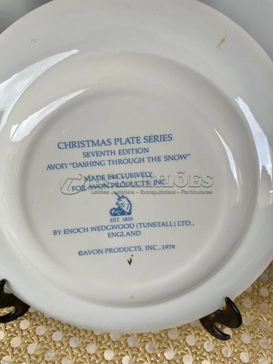 LOTE 040 - 01 LINDO PRATO DE NATAL DA SÉRIE AVON CHRISTMAS PLATE  PRATO DE COLECIONADOR FEITO NA INGLATERRA POR ENOCH WEDGWOOD (TUNSTALL) EM 1979.COM 21,5 CM DE DIÂMETRO A IMPRESSÃO NESTE PRATO É DE "DASHING THROUGH THE SNOW" COM DOIS ANÉIS DE OURO 22K E O NATAL DE 1979 TAMBÉM EM OURO 22K. ITEM COMPRADO EM GARAGENS DE ANTIGUIDADES NOS EUA.SUPORTE PARA PRATO NÃO INCLUÍDO NESTA VENDA. (NO ESTADO) ATENÇÃO! FAZER A VISITAÇÃO ANTES DE ARREMATAR, NÃO SABEMOS SE FUNCIONA, LEILÃO NÃO TEM GARANTIA E NEM DEVOLUÇÃO, SUJEITO A POSSÍVEIS AVARIAS VISÍVEIS/OCULTAS E/OU AUSÊNCIA DE COMPONENTES.