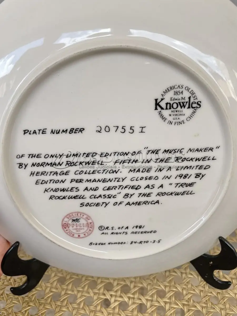 LOTE 210 - 01 RARO PRATO VINTAGE DE COLECIONADOR APRESENTA A ICÔNICA PINTURA DE NORMAN ROCKWELL, "THE MUSIC MAKER". COM 21 CM DE DIÂMETRO, E É FEITO DE PORCELANA. O PRATO FAZ PARTE DA FRANQUIA "KNOWLES" DE EDIÇÃO LIMITADA E PERTENCE À LINHA DE PRODUTOS "EARLY AMERICAN PRESCUT/EAPC".O PRATO É DECORADO COM UM PADRÃO RÚSTICO E APRESENTA UMA IMAGEM COLORIDA DE UM HOMEM TOCANDO UM INSTRUMENTO MUSICAL. FOI PRODUZIDO COM A TÉCNICA DE CERÂMICA E FABRICADO NOS ESTADOS UNIDOS NO FINAL DO SÉCULO XX (1970-1999). ESTE PRATO DECORATIVO É PERFEITO PARA TODAS AS OCASIÕES E SERIA UM ÓTIMO COMPLEMENTO PARA QUALQUER COLEÇÃO. NÚMERO DA PLACA: 20755I.COMPRADAS EM LOJAS DE ANTIGUIDADES DOS EUA.O SUPORTE DO PRATO NÃO ESTÁ INCLUÍDO.