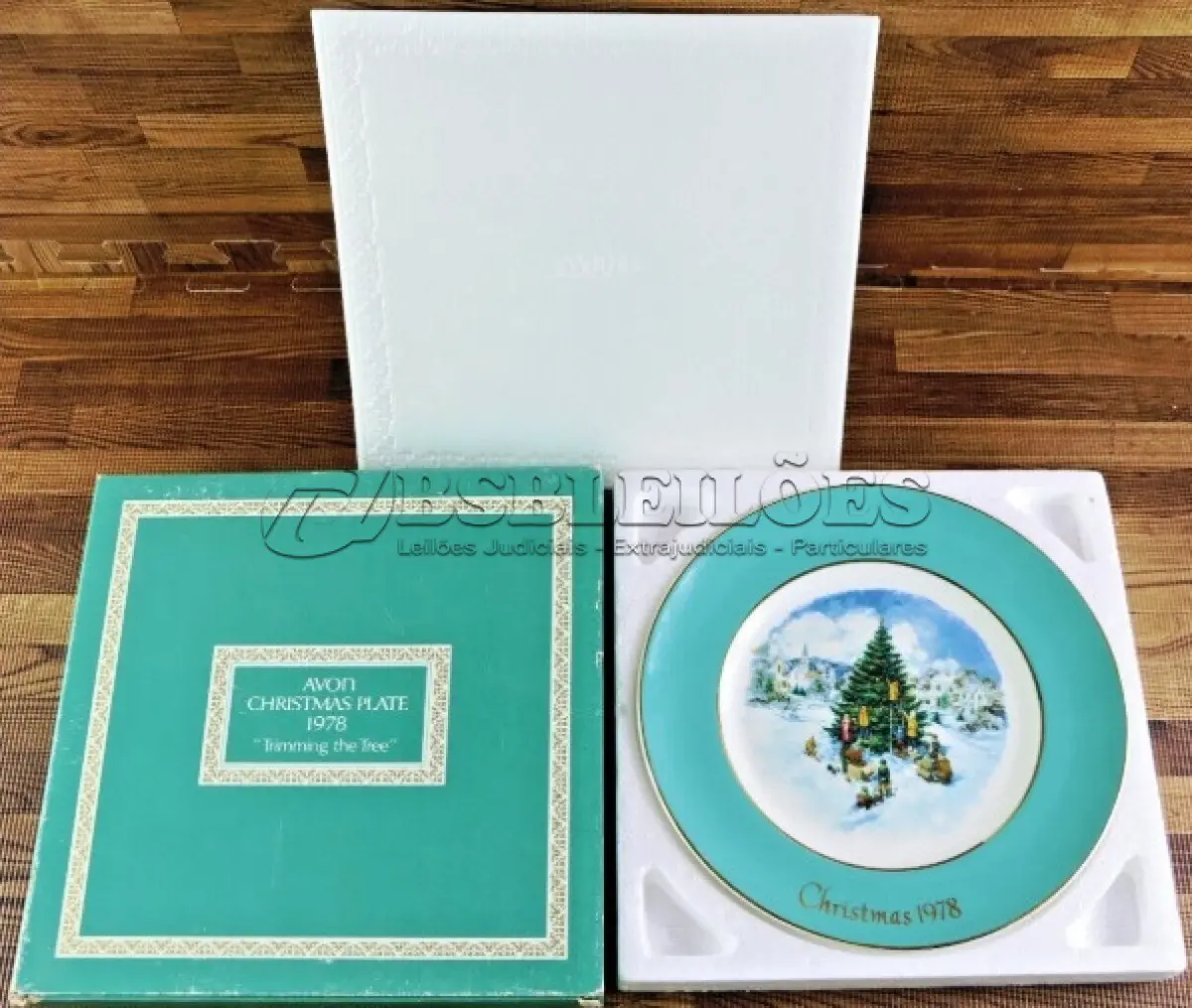 LOTE 106 - 01 LINDO PRATO DE NATAL DA SÉRIE AVON CHRISTMAS PLATE DE 1978, "APARANDO A ÁRVORE" - SEXTA EDIÇÃO DA SÉRIE. COM 22 CM DE DIÂMETRO E RETRATA UM GRUPO DE CRIANÇAS EM EPOCA DE NATAL MONTADO ARVORE DE NATAL. O VERSO MARCADO: SÉRIE DE PRATOS DE NATAL SEXTA EDIÇÃO "APARANDO A ÁRVORE" COM DOIS ANÉIS DE OURO 22K E O NATAL DE 1979 TAMBÉM EM OURO 22K.FEITO EXCLUSIVAMENTE PARA A AVON CTS INC., 1978 POR ENOCH WEDGWOOD (TUNSTALL) LTD,INGLATERRA PEÇA COMPRADA EM GARAGEM DE ANTIGUIDADES NOS EUA. SUPORTE PARA PRATO NÃO INCLUÍDO NESTA VENDA. (NO ESTADO) ATENÇÃO! FAZER A VISITAÇÃO ANTES DE ARREMATAR, NÃO SABEMOS SE FUNCIONA, LEILÃO NÃO TEM GARANTIA E NEM DEVOLUÇÃO, SUJEITO A POSSÍVEIS AVARIAS VISÍVEIS/OCULTAS E/OU AUSÊNCIA DE COMPONENTES.