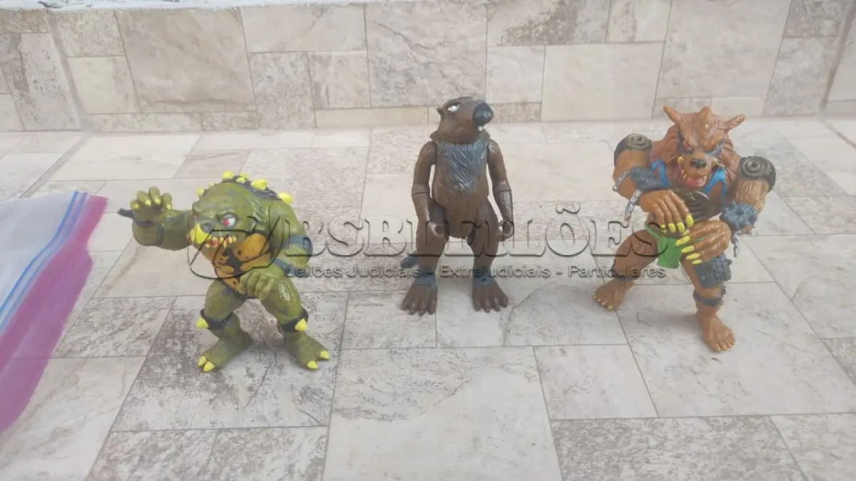 LOTE 239 - 01 LOTE COM BONECOS  COLECIONAVEL TARTARUGAS NINJA MUTANTES TMNT PLAYMATES VINTAGE. (NO ESTADO) ATENÇÃO! FAZER A VISITAÇÃO ANTES DE ARREMATAR, NÃO SABEMOS SE FUNCIONA, LEILÃO NÃO TEM GARANTIA E NEM DEVOLUÇÃO, SUJEITO A POSSÍVEIS AVARIAS VISÍVEIS/OCULTAS E/OU AUSÊNCIA DE COMPONENTES.