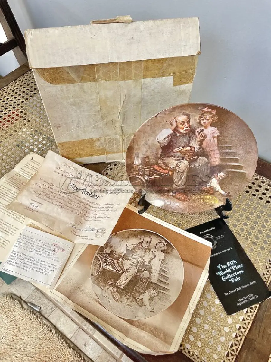 LOTE 100 - 01 RARO PRATO EDIÇÃO LIMITADA AUTÊNTICA DE "THE COBBLER" DE NORMAN ROCKWELL, COM CERTIFICADO DE AUTENTICIDADE  PRATO COLECIONÁVEL COM 21 CM DE DIÂMETRO . SEGUNDO NA COLEÇÃO DE HERANÇA ROCKWELL. FEITO À MÃO EM UMA EDIÇÃO LIMITADA, FOI FECHADO PERMANENTEMENTE EM 1978 POR KNOWLES E CERTIFICADO COMO UM "TRUE ROCKWELL CLASSIC" PELA ROCKWELL SOCIETY OF AMERICA. NORMAN ROCKWELL AUTENTICADO ARTESANATO DA EDWIN M. KNOWLES CHINA CO. DE 1854.PEÇA COMPRADA EM GARAGEM DE ANTIGUIDADES NOS EUA. SUPORTE PARA PRATO NÃO INCLUÍDO NESTA VENDA. (NO ESTADO) ATENÇÃO! FAZER A VISITAÇÃO ANTES DE ARREMATAR, NÃO SABEMOS SE FUNCIONA, LEILÃO NÃO TEM GARANTIA E NEM DEVOLUÇÃO, SUJEITO A POSSÍVEIS AVARIAS VISÍVEIS/OCULTAS E/OU AUSÊNCIA DE COMPONENTES.