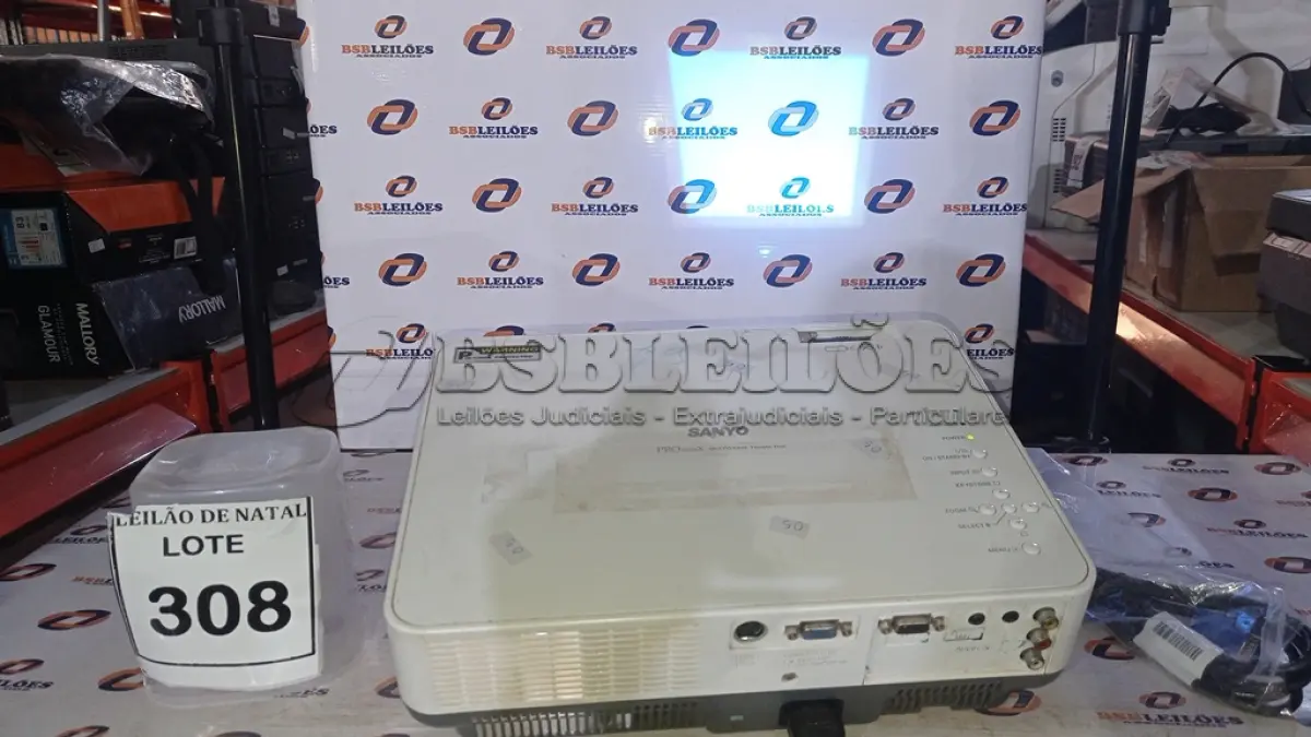 LOTE 308 - 01 PROJETOR MARCA SANYO COM CABOS. (NO ESTADO) ATENÇÃO! FAZER A VISITAÇÃO ANTES DE ARREMATAR, NÃO SABEMOS SE FUNCIONA, LEILÃO NÃO TEM GARANTIA E NEM DEVOLUÇÃO, SUJEITO A POSSÍVEIS AVARIAS VISÍVEIS/OCULTAS E/OU AUSÊNCIA DE COMPONENTES.