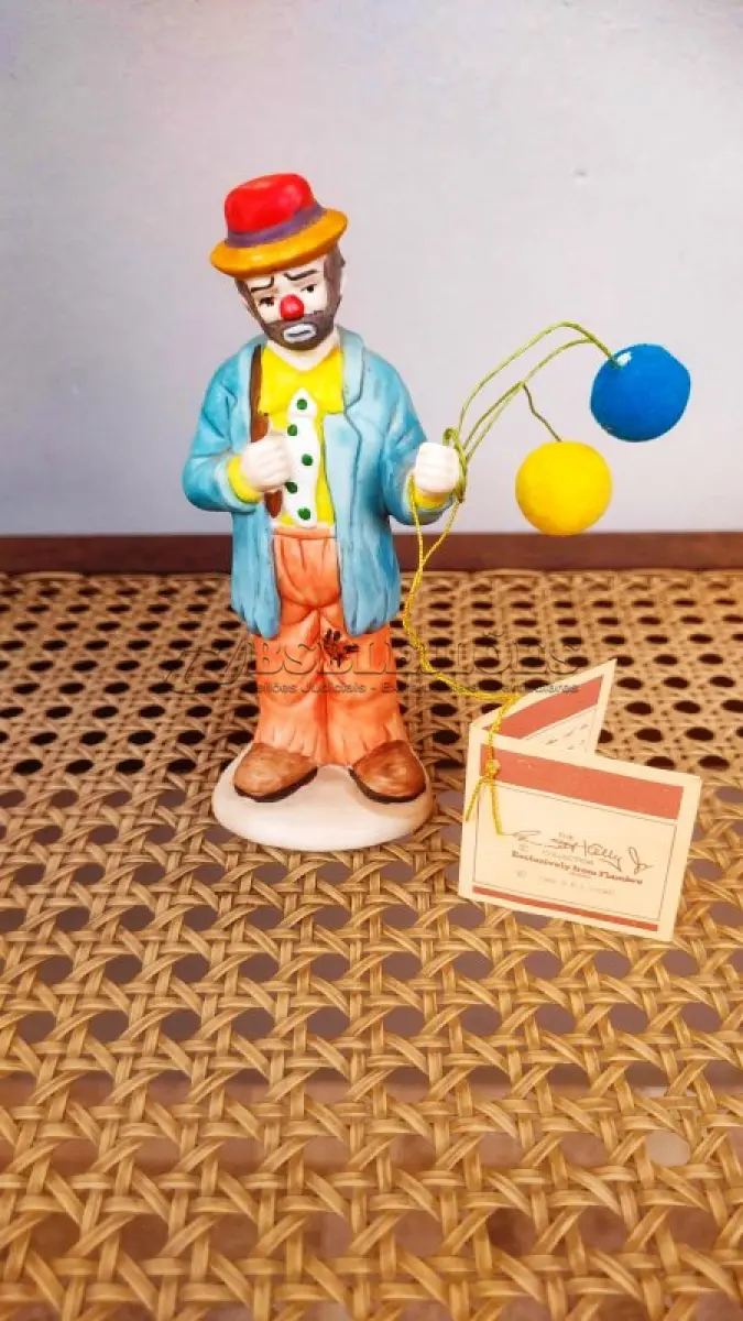 LOTE 198 - 01 ESTATUETA RARA DE SE ACHAR NOS EUA DE PALHAÇO DE CERÂMICA VINTAGE DA COLEÇÃO FLAMBRO DE EMMETT KELLY JR. PAÍS/REGIÃO DE FABRICAÇÃO TAIWAN. ESTA ESTATUETA DO EMMETT KELLY JR. APRESENTA UM PALHAÇO EMMETT KELLY JR. PALHAÇO CARENTE  COM BALÕES ORIGINAL. EXCELENTE ESTADO, SEM LASCAS, RACHADURAS EM ÓTIMO ESTADO PEÇA RARA ITEM LANÇADOS ANOS 90 NOS EUA  CM DE ALTURA E UMA BASE DE 15 ​​CM. COM  SUA ASSINATURA NA PARTE INFERIOR JUNTO COM "EXCLUSIVAMENTE DA FLAMBRO EMPRESA FAMOSA NOS EUA DECADA DE 90, COMPRADAS EM LOJAS DE ANTIGUIDADES DOS EUA. (NO ESTADO) ATENÇÃO! FAZER A VISITAÇÃO ANTES DE ARREMATAR, NÃO SABEMOS SE FUNCIONA, LEILÃO NÃO TEM GARANTIA E NEM DEVOLUÇÃO, SUJEITO A POSSÍVEIS AVARIAS VISÍVEIS/OCULTAS E/OU AUSÊNCIA DE COMPONENTES.