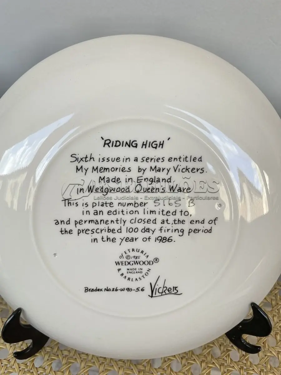 LOTE 070 - 01 RARO PRATO DA SÉRIE WEDGWOOD "MY MEMORIES" DE MARY VICKERS PRODUZIDOS DE 1981 A 1986. FEITO NA INGLATERRA. REPRESENTANDO CRIANÇAS DA WEDGWOOD QUEENS' WARE, EDIÇÃO LIMITADA DE 100 DIAS DE QUEIMA DE ESTOQUE EM CADA PERÍODO DO ANO. 1986 "RIDING HIGH" COM CAIXA E CERTIFICADO DE AUTENTICIDADE COM 20 CM DE DIÂMETRO. ITEM COMPRADO EM GARAGEM DE ANTIGUIDADES NOS EUA.SUPORTE PARA PRATO NÃO INCLUÍDO NESTA VENDA. (NO ESTADO) ATENÇÃO! FAZER A VISITAÇÃO ANTES DE ARREMATAR, NÃO SABEMOS SE FUNCIONA, LEILÃO NÃO TEM GARANTIA E NEM DEVOLUÇÃO, SUJEITO A POSSÍVEIS AVARIAS VISÍVEIS/OCULTAS E/OU AUSÊNCIA DE COMPONENTES. 