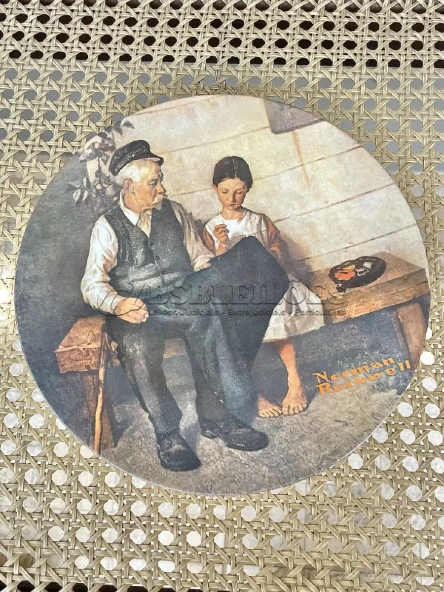 LOTE 112 - 01 PRATO NORMAN ROCKWELL.UM PEDAÇO DA HISTÓRIA AMERICANA COM ESTE PRATO DE COLECIONADOR DE EDIÇÃO LIMITADA, COM UMA BELA ILUSTRAÇÃO DE NORMAN ROCKWELL DE 1979. ESTE PRATO RETRATA LIGHTHOUSE KEEPER’S DAUGHTER "A FILHA DO FAROLEIRO" E É FEITO NOS ESTADOS UNIDOS. PERFEITO PARA FÃS DA ICÔNICA OBRA DE ROCKWELL, ESTE PRATO DE COLECIONADOR É UM ITEM ESSENCIAL PARA QUALQUER COLEÇÃO. ADICIONE ESTA PEÇA DESLUMBRANTE À SUA COLEÇÃO HOJE MESMO E ADMIRE OS DETALHES COMPLEXOS E AS BELAS CORES QUE FAZEM DESTE PRATO UMA OBRA DE ARTE. COM CERTIFICADO DE AUTENTICIDADE. ITEM COMPRADO E GARAGENS DE ANTIGUIDADES NOS EUA.SUPORTE PARA PRATO NÃO INCLUÍDO NESTA VENDA. (NO ESTADO) ATENÇÃO! FAZER A VISITAÇÃO ANTES DE ARREMATAR, NÃO SABEMOS SE FUNCIONA, LEILÃO NÃO TEM GARANTIA E NEM DEVOLUÇÃO, SUJEITO A POSSÍVEIS AVARIAS VISÍVEIS/OCULTAS E/OU AUSÊNCIA DE COMPONENTES.