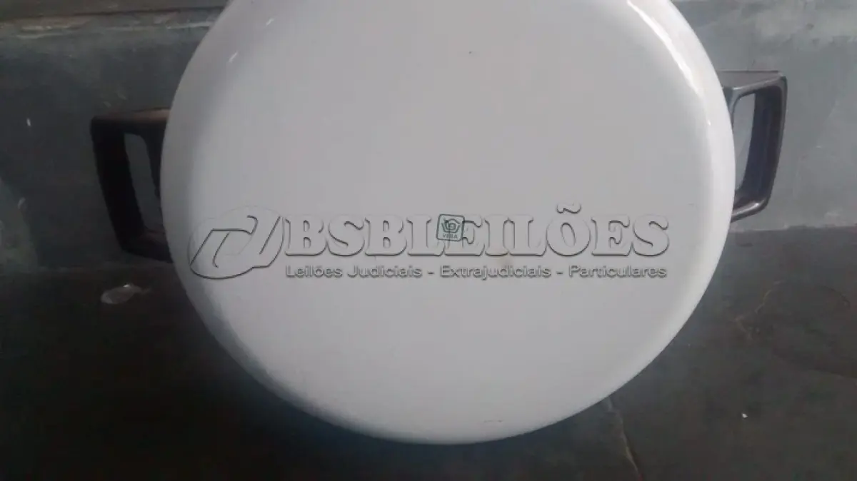 LOTE 221 - 01 PANELA ANTIGA ESMALTADA DECADA DE 80. (NO ESTADO) ATENÇÃO! FAZER A VISITAÇÃO ANTES DE ARREMATAR, NÃO SABEMOS SE FUNCIONA, LEILÃO NÃO TEM GARANTIA E NEM DEVOLUÇÃO, SUJEITO A POSSÍVEIS AVARIAS VISÍVEIS/OCULTAS E/OU AUSÊNCIA DE COMPONENTES.