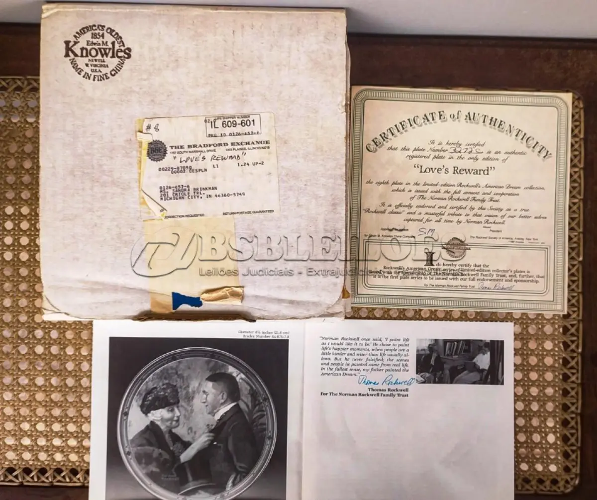 LOTE 025 - 01 PRATO DE NORMAN ROCKWELL "LOVES REWARD"EM PORTUGUES "AMA A RECOMPENSA" EDWIN KNOWLES 1987 21,5 CM DE DIÂMETRO.POR NORMAN ROCKWELL. ESSA SERIE FOI DE OITO PRATOS DA SÉRIE "O SONHO AMERICANO DE ROCKWELL" O ARTISTA MAIS QUERIDO DA AMÉRICA APRESENTA UMA SÉRIE, "ROCKWELL'S AMERICAN DREAM". ESTA É A OITAVA EDIÇÃO DA SÉRIE, "LOVE'S REWARD". PRATO VEM COM CERTIFICADO DE AUTENTICIDADE E FOLHETO COM COMENTÁRIO CRÍTICO EXPLICANDO A ILUSTRAÇÃO DE DAVID E. WILLIAMS.ESTA É A PLACA NÚMERO 3272C DA EDIÇÃO LIMITADA. EDWIN M, PORCELANA FINA KNOWLES, BRADEX NÚMERO 84-R70-7.8.ESTA PLACA DE COLECIONADOR RECONFORTANTE VEM EM SUA CAIXA ORIGINAL COM CERTIFICADO E SELO ORIGINAL DE AUTENTICIDADE E DOCUMENTAÇÃO.ITEM COMPRADO EM GARAGENS DE ANTIGUIDADES NOS EUA. (NO ESTADO) ATENÇÃO! FAZER A VISITAÇÃO ANTES DE ARREMATAR, NÃO SABEMOS SE FUNCIONA, LEILÃO NÃO TEM GARANTIA E NEM DEVOLUÇÃO, SUJEITO A POSSÍVEIS AVARIAS VISÍVEIS/OCULTAS E/OU AUSÊNCIA DE COMPONENTES.