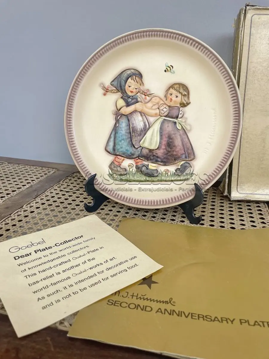 LOTE 244 - 01 RARO E DIFERENCIADO  PRATO DE EDIÇÃO DE  ANIVERSÁRIO DE GOEBEL M.J. HUMMEL, 1980, "SPRING DANCE", 25 CM - PERFEITO, NA CAIXA ORIGINAL. E COM SEUS FOLHETOS ORIGINAIS ESTE FOI FABRICADO NA ALEMANHA OCIDENTAL. O PRATO TEM 25 CM DE DIÂMETRO E ESTÁ EM PERFEITAS CONDIÇÕES. GUARDADOS HÁ ANOS. ITEM COMPRADO E GARAGENS DE ANTIGUIDADES NOS EUA. SUPORTE PARA PRATO NÃO INCLUÍDO NESTA VENDA. (NO ESTADO) ATENÇÃO! FAZER A VISITAÇÃO ANTES DE ARREMATAR, NÃO SABEMOS SE FUNCIONA, LEILÃO NÃO TEM GARANTIA E NEM DEVOLUÇÃO, SUJEITO A POSSÍVEIS AVARIAS VISÍVEIS/OCULTAS E/OU AUSÊNCIA DE COMPONENTES.