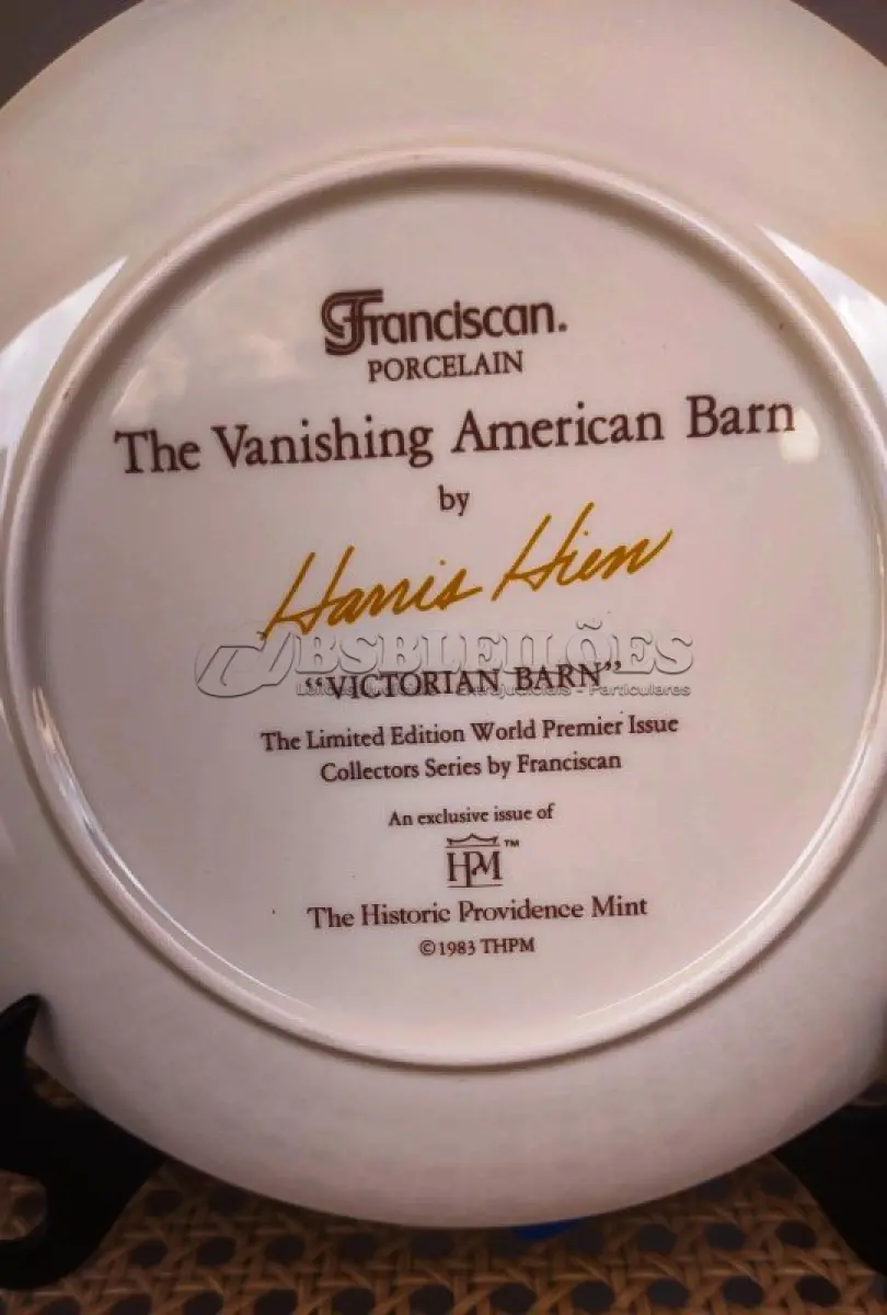 LOTE 202 - 01 RARO PRATO PORCELANA DA COLEÇAO CELEIROS AMERICANOS EM EXTINÇÃO FRANCISCANA DA HISTORIC PROVIDENCE MINT WORLD PREMIER FIRST EDITION, DE 1983, DA SÉRIE THE VANISHING AMERICAN BARN, DA HARRIS HIEN, A SEGUNDA EDIÇÃO DA SÉRIE, INTITULADA "THE LOG BARN", VICTORIAN BARN". O PRATO APRESENTA UMA REPRESENTAÇÃO ÚNICA, DETALHADA E COLORIDA DE UM TIPO DE CELEIRO AMERICANO, SITUADO EM UM CENÁRIO DE FAZENDA DE DIFERENTES REGIÕES DO PAÍS, COM DETALHES DOURADOS NA BORDA. ESTAMPADAS NA PARTE INFERIOR COM O NOME DA SÉRIE, TÍTULO, ASSINATURA IMPRESSA DO ARTISTA E A MARCA THE HISTORIC PROVIDENCE MINT, E MEDEM APROXIMADAMENTE 21,8 CM DE DIÂMETRO. EM EXCELENTE ESTADO, POSSUI A CAIXA ORIGINAL E OS DOCUMENTOS.O SUPORTE DO PRATO NÃO ESTÁ INCLUÍDO. (NO ESTADO) ATENÇÃO! FAZER A VISITAÇÃO ANTES DE ARREMATAR, NÃO SABEMOS SE FUNCIONA, LEILÃO NÃO TEM GARANTIA E NEM DEVOLUÇÃO, SUJEITO A POSSÍVEIS AVARIAS VISÍVEIS/OCULTAS E/OU AUSÊNCIA DE COMPONENTES.