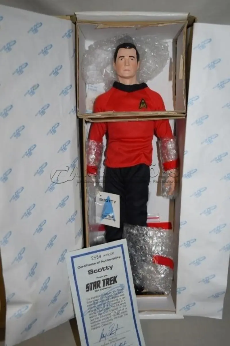 LOTE 065 - 01 BONECO DE COLEÇÃO HAMILTON RJ ERNST STAR TREK SULU DOLL 1988 MIB. (NO ESTADO) ATENÇÃO! FAZER A VISITAÇÃO ANTES DE ARREMATAR, NÃO SABEMOS SE FUNCIONA, LEILÃO NÃO TEM GARANTIA E NEM DEVOLUÇÃO, SUJEITO A POSSÍVEIS AVARIAS VISÍVEIS/OCULTAS E/OU AUSÊNCIA DE COMPONENTES.