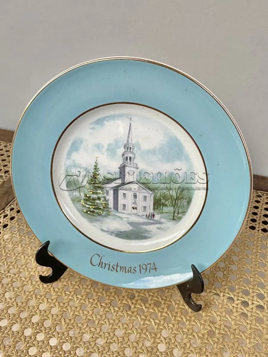 LOTE 054 - 01 LINDO PRATO DE NATAL DA SÉRIE AVON CHRISTMAS PLATE  PRATO DE COLECIONADOR FEITO NA INGLATERRA POR ENOCH WEDGWOOD CHRISTMAS SERIES 2ª EDIÇÃO  SÉRIE COUNTRY CHURCH 2ª EDIÇÃO 1974 VINTAGE. (TUNSTALL) EM 1980.COM 21,5 CM DE DIÂMETRO COM DOIS ANÉIS DE OURO 22K . ITEM COMPRADO EM GARAGENS DE ANTIGUIDADES NOS EUA." ITEM COMPRADO EM GARAGENS DE ANTIGUIDADES NOS EUA.SUPORTE PARA PRATO NÃO INCLUÍDO NESTA VENDA. (NO ESTADO) ATENÇÃO! FAZER A VISITAÇÃO ANTES DE ARREMATAR, NÃO SABEMOS SE FUNCIONA, LEILÃO NÃO TEM GARANTIA E NEM DEVOLUÇÃO, SUJEITO A POSSÍVEIS AVARIAS VISÍVEIS/OCULTAS E/OU AUSÊNCIA DE COMPONENTES.