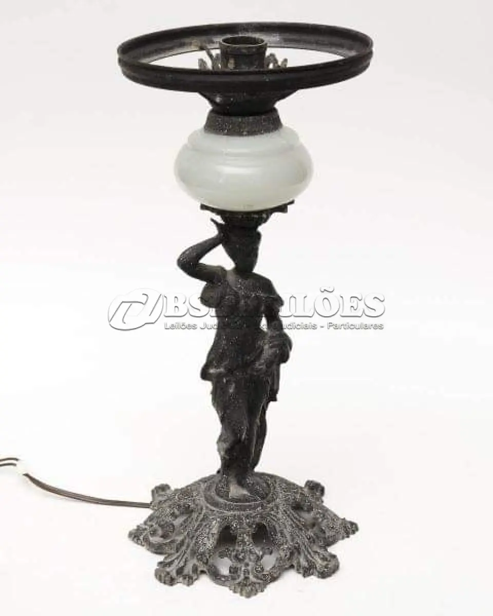 LOTE 037 - 01 LUMINÁRIA DE MESA DE PETIT BRONZE ANTIGA GUARDADA A MUITO ANOS COM  39 CM DE ALT. (NO ESTADO) ATENÇÃO! FAZER A VISITAÇÃO ANTES DE ARREMATAR, NÃO SABEMOS SE FUNCIONA, LEILÃO NÃO TEM GARANTIA E NEM DEVOLUÇÃO, SUJEITO A POSSÍVEIS AVARIAS VISÍVEIS/OCULTAS E/OU AUSÊNCIA DE COMPONENTES.