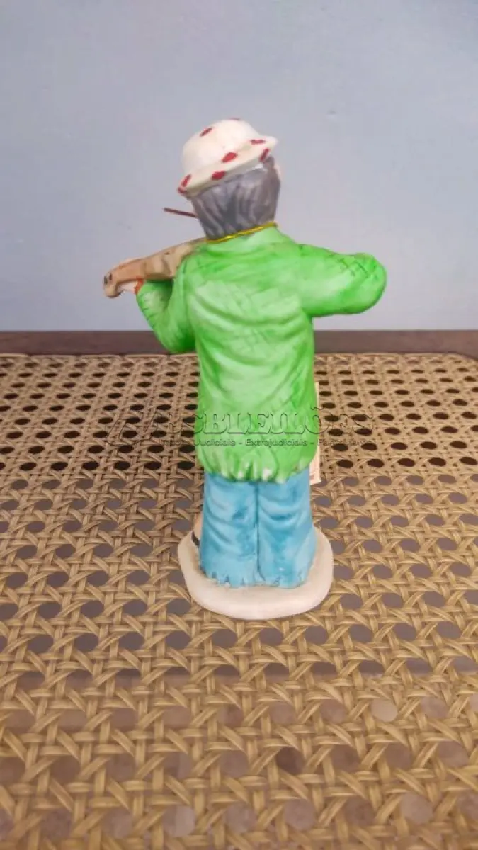 LOTE 203 - 01 ESTATUETA DE PALHAÇO DE CERÂMICA VINTAGE DA COLEÇÃO FLAMBRO DE EMMETT KELLY JR. PAÍS/REGIÃO DE FABRICAÇÃO TAIWAN. ESTA ESTATUETA DO EMMETT KELLY JR. APRESENTA UM PALHAÇO EMMETT KELLY JR. PALHAÇO  TOCANDO VIOLINO ORIGINAL. EXCELENTE ESTADO, SEM LASCAS, RACHADURAS EM ÓTIMO ESTADO PEÇA RARA ITEM LANÇADOS ANOS 90 NOS EUA  CM DE ALTURA E UMA BASE DE 15 ​​CM. COM  SUA ASSINATURA NA PARTE INFERIOR JUNTO COM "EXCLUSIVAMENTE DA FLAMBRO EMPRESA FAMOSA NOS EUA DECADA DE 90, COMPRADAS EM LOJAS DE ANTIGUIDADES DOS EUA. (NO ESTADO) ATENÇÃO! FAZER A VISITAÇÃO ANTES DE ARREMATAR, NÃO SABEMOS SE FUNCIONA, LEILÃO NÃO TEM GARANTIA E NEM DEVOLUÇÃO, SUJEITO A POSSÍVEIS AVARIAS VISÍVEIS/OCULTAS E/OU AUSÊNCIA DE COMPONENTES.