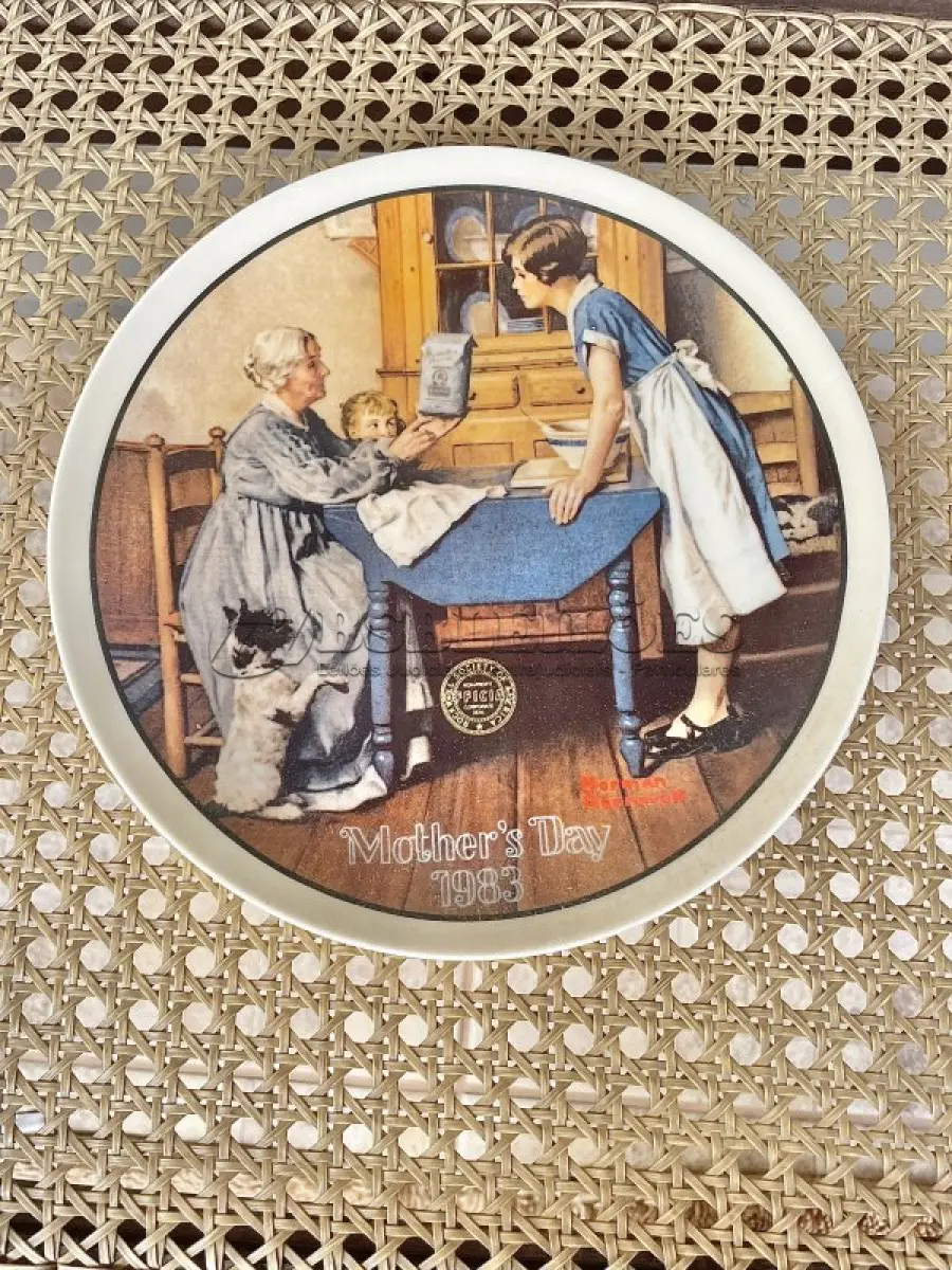LOTE 050 - 01 RARO PRATO DE "1983 ADD TWO CUPS AND A MEASURE OF LOVE - COLLECTIBLE PORCELAIN PLATE", DE NORMAN ROCKWELL! FABRICADO PELA KNOWLES, A MARCA MAIS ANTIGA DA AMÉRICA EM PORCELANA FINA. MEDE APROXIMADAMENTE 21,5 CM DE DIÂMETRO.NO VERSO DO PRATO ESTÁ ESCRITO: "DA PRIMEIRA EDIÇÃO LIMITADA, 'ADD TWO CUPS AND A MEASURE OF LOVE', DE NORMAN ROCKWELL. O OITAVO DE UMA SÉRIE ANUAL PARA O DIA DAS MÃES. COM CERTIFICADO DE ALTENCIDADE PELA ROCKWELL SOCIETY OF AMERICA. FEITO EM EDIÇÃO LIMITADA, PERMANENTEMENTE FECHADO EM 8 DE MAIO DE 1983, POR KNOWLES.ITEM COMPRADO EM GAREGEM DE ANTIGUIDADES NOS EUA.SUPORTE PARA PRATO NÃO INCLUÍDO NESTA VENDA. (NO ESTADO) ATENÇÃO! FAZER A VISITAÇÃO ANTES DE ARREMATAR, NÃO SABEMOS SE FUNCIONA, LEILÃO NÃO TEM GARANTIA E NEM DEVOLUÇÃO, SUJEITO A POSSÍVEIS AVARIAS VISÍVEIS/OCULTAS E/OU AUSÊNCIA DE COMPONENTES.