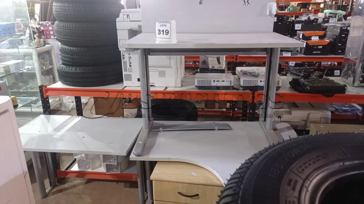 LOTE 319 - 01 MESA EM L, 01 MESA DE ESCRITÓRIO E 01 GAVETEIRO. (NO ESTADO) ATENÇÃO! FAZER A VISITAÇÃO ANTES DE ARREMATAR, NÃO SABEMOS SE FUNCIONA, LEILÃO NÃO TEM GARANTIA E NEM DEVOLUÇÃO, SUJEITO A POSSÍVEIS AVARIAS VISÍVEIS/OCULTAS E/OU AUSÊNCIA DE COMPONENTES.